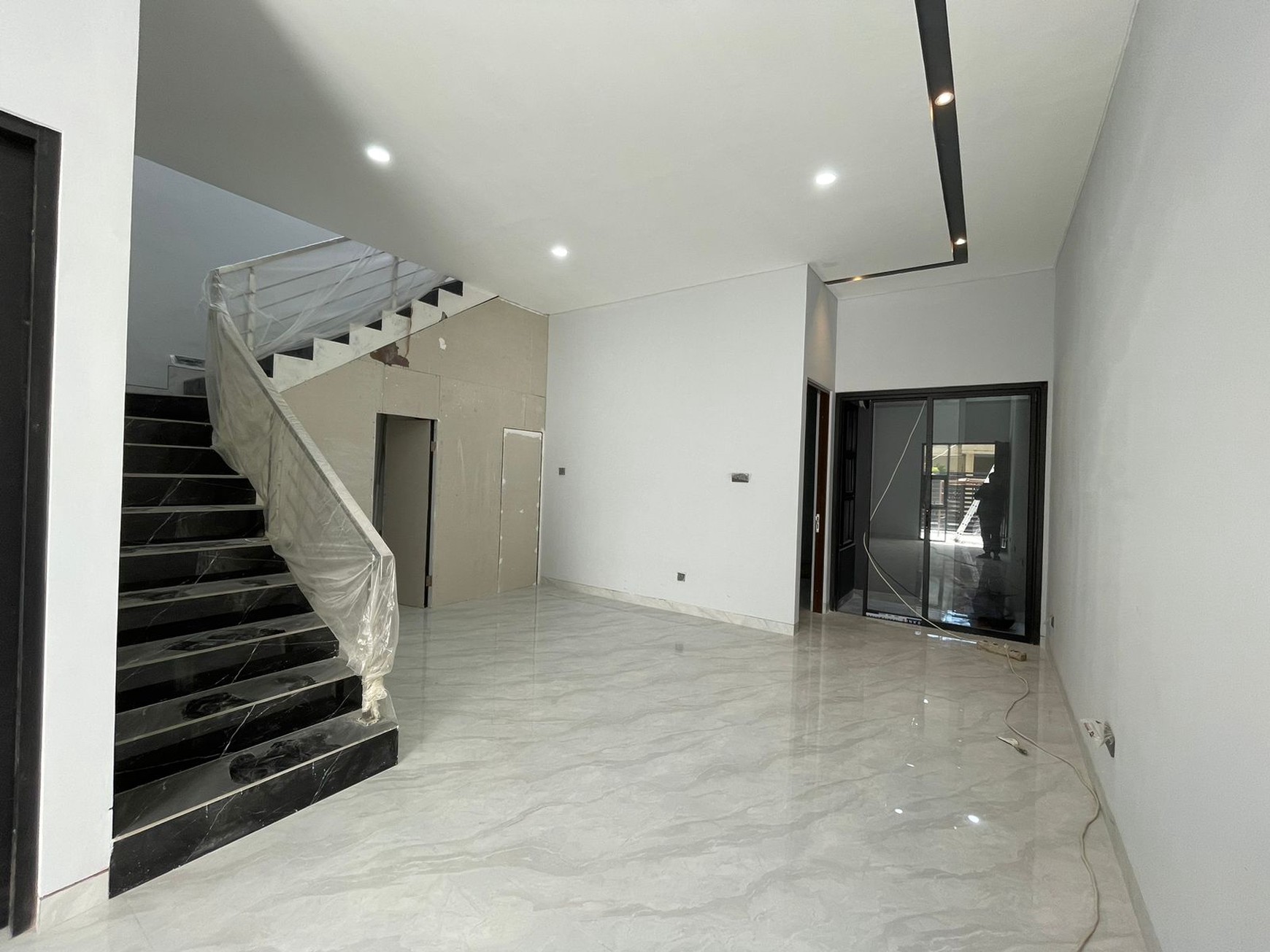 DIJUAL RUMAH BARU KEMBAR 2 LANTAI FRESH MODERN MINIMALIS SIAP HUNI SUTOREJO TIMUR