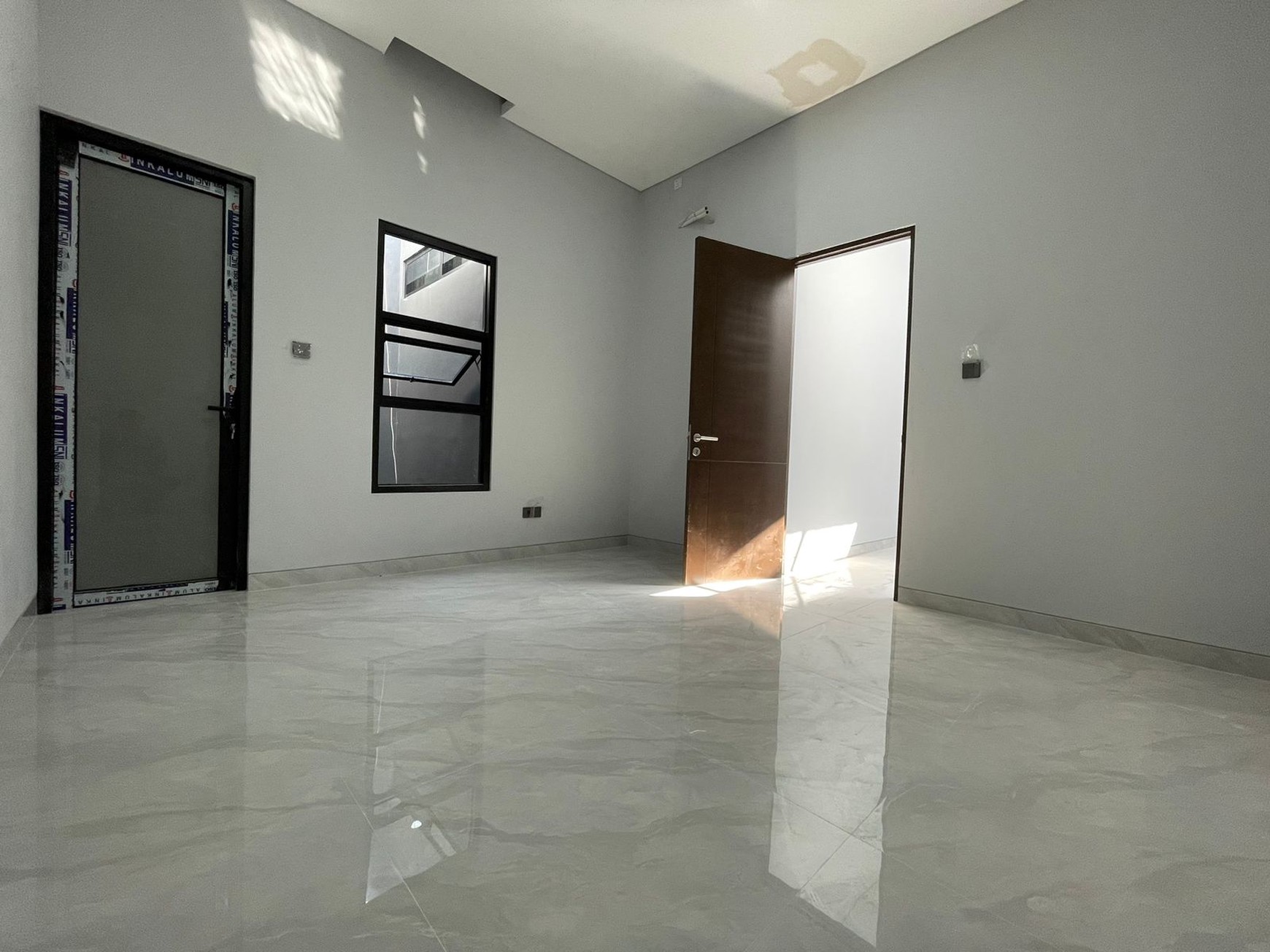 DIJUAL RUMAH BARU KEMBAR 2 LANTAI FRESH MODERN MINIMALIS SIAP HUNI SUTOREJO TIMUR
