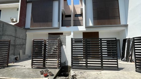 DIJUAL RUMAH BARU KEMBAR 2 LANTAI FRESH MODERN MINIMALIS SIAP HUNI SUTOREJO TIMUR