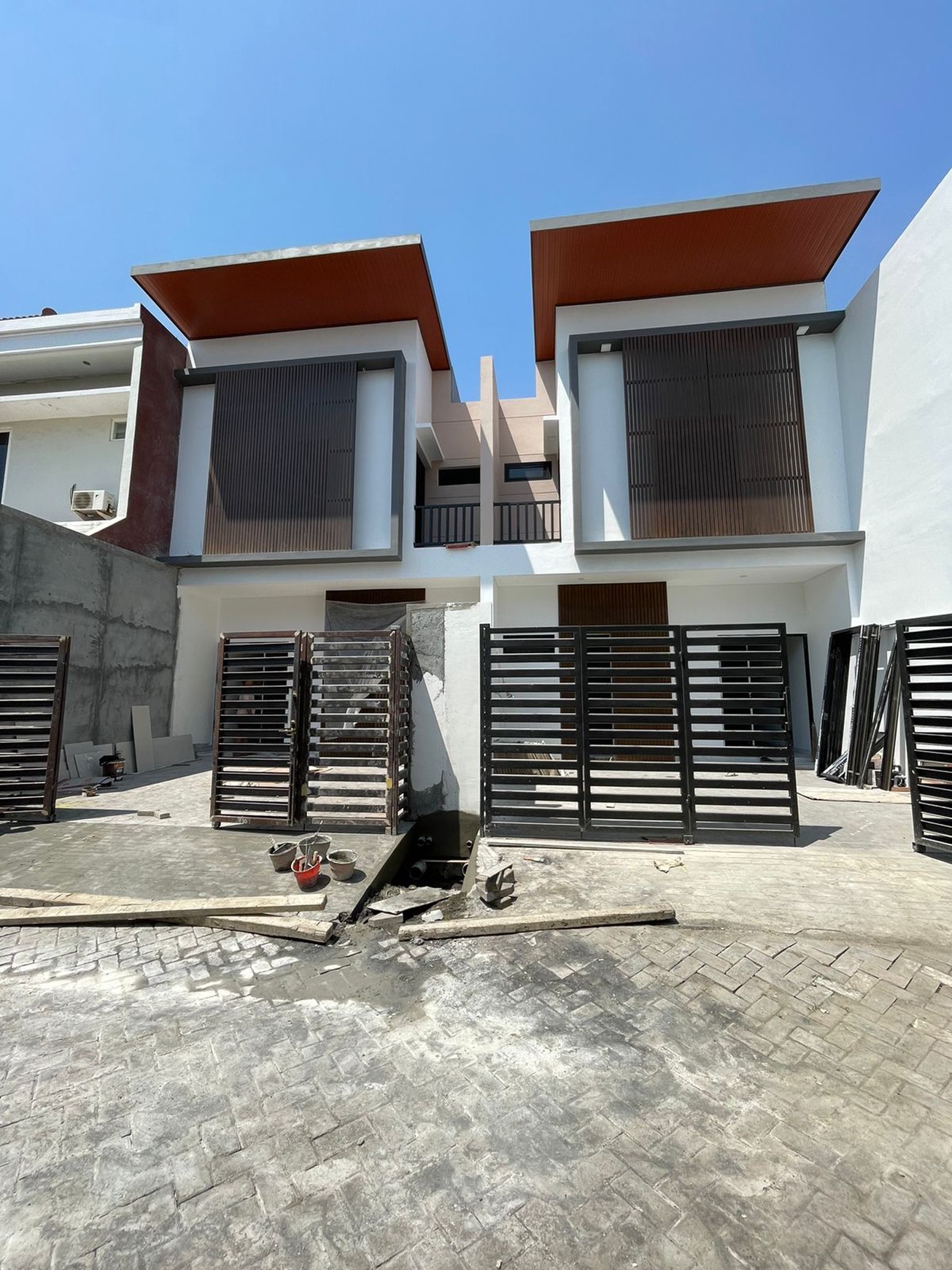 DIJUAL RUMAH BARU KEMBAR 2 LANTAI FRESH MODERN MINIMALIS SIAP HUNI SUTOREJO TIMUR