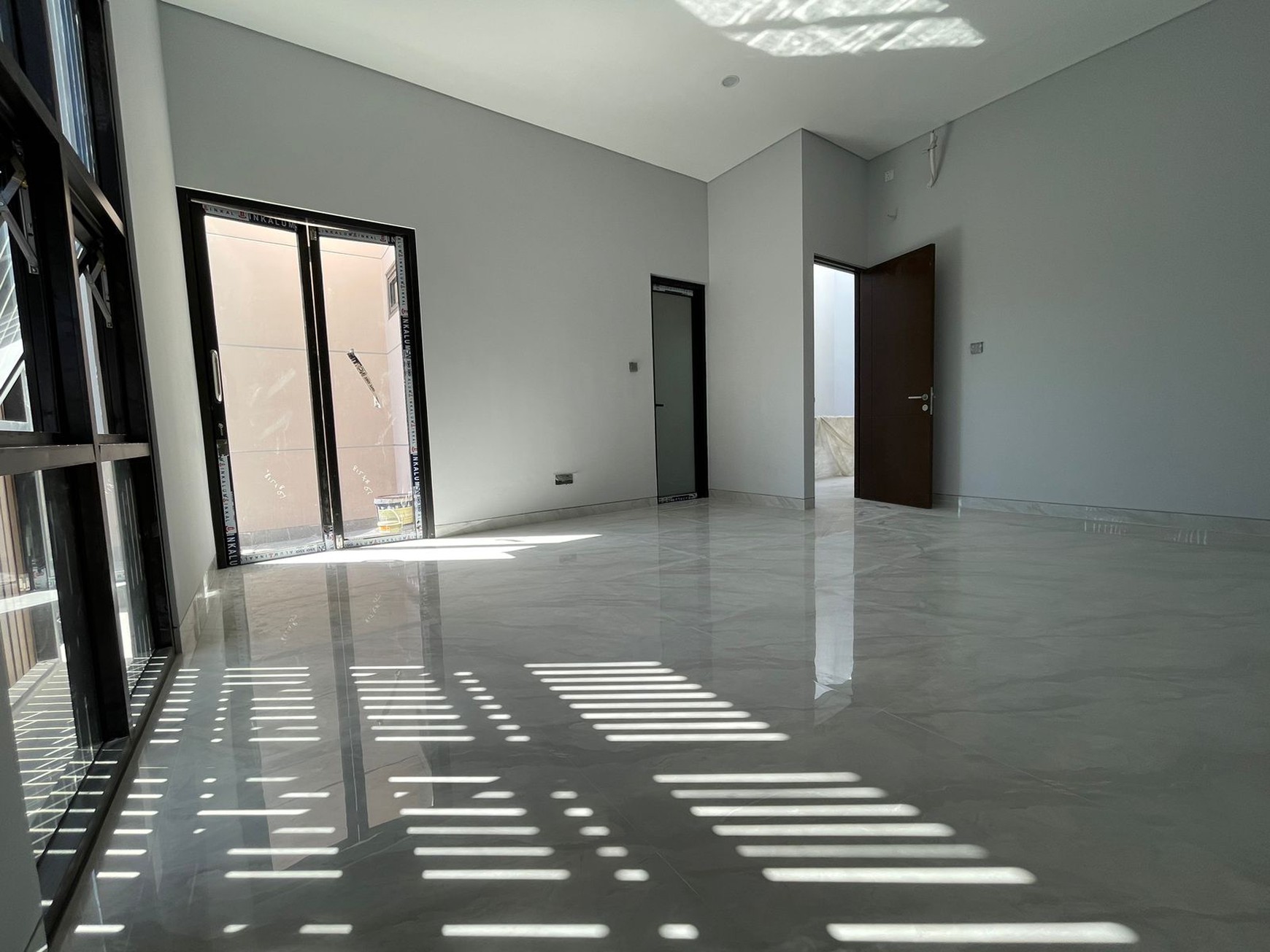 DIJUAL RUMAH BARU KEMBAR 2 LANTAI FRESH MODERN MINIMALIS SIAP HUNI SUTOREJO TIMUR