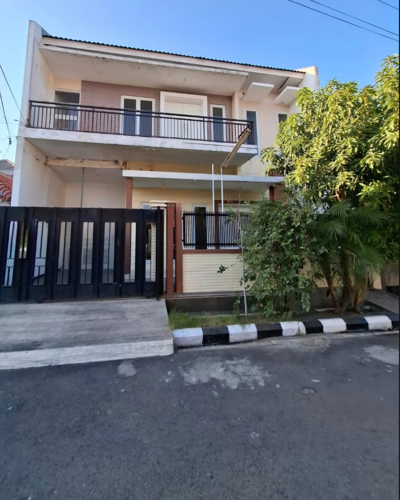 DIJUAL Rumah SIAP HUNI 2 lantai BESAR CLASSIC di Sutorejo Prima Indah, Surabaya timur