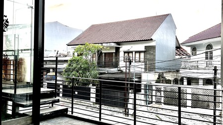 Ruang Usaha Balcony View untuk Resto atau Cafe Parkir Luas Lokasi Strategis Di Bintaro, Jakarta Selatan