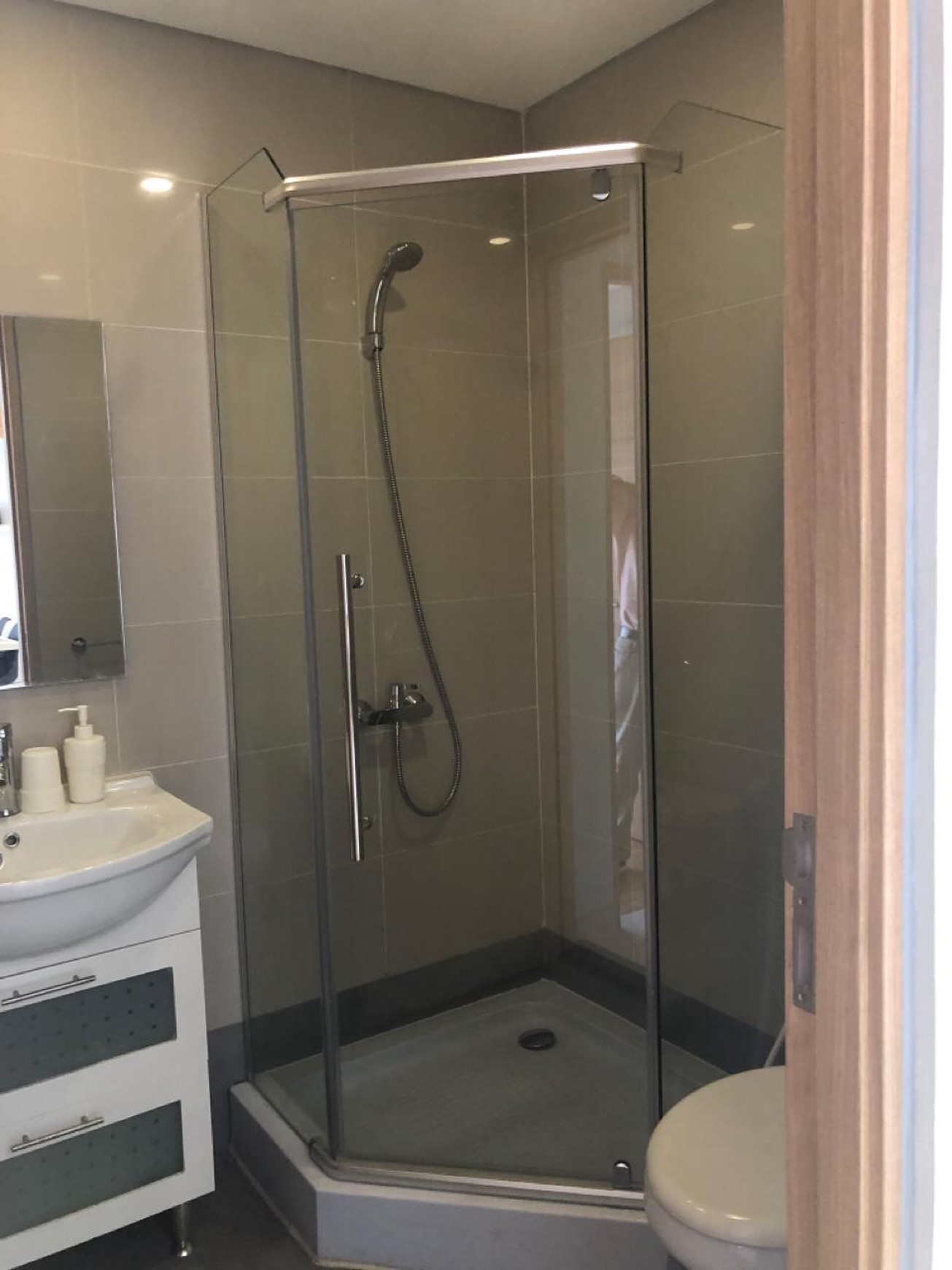DI SEWA 3 BR MAQNA RESIDENCE HADAP TIMUR BERSIH, MODERN DAN SIAP DI HUNI