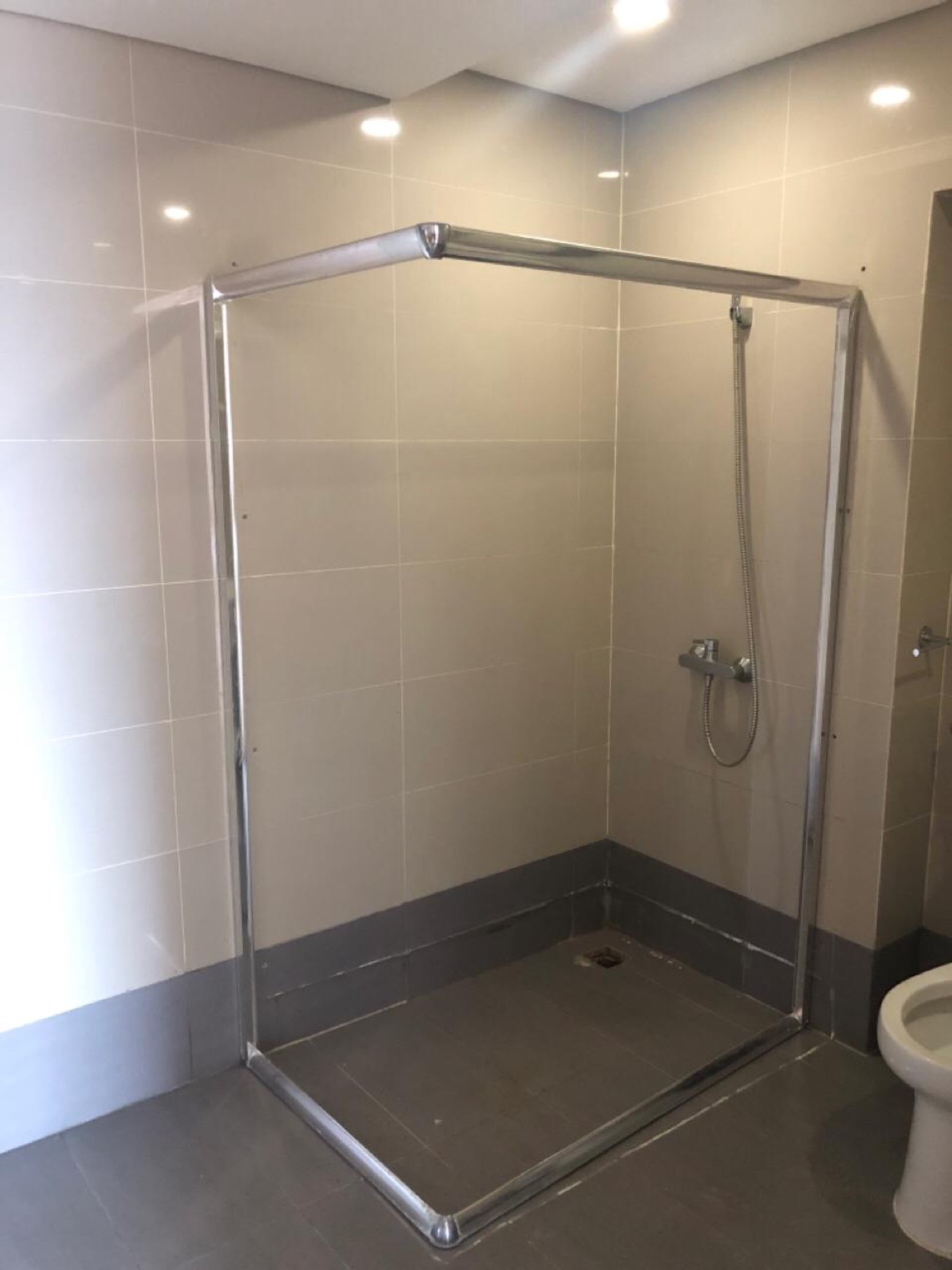 DI SEWA 3 BR MAQNA RESIDENCE HADAP TIMUR BERSIH, MODERN DAN SIAP DI HUNI