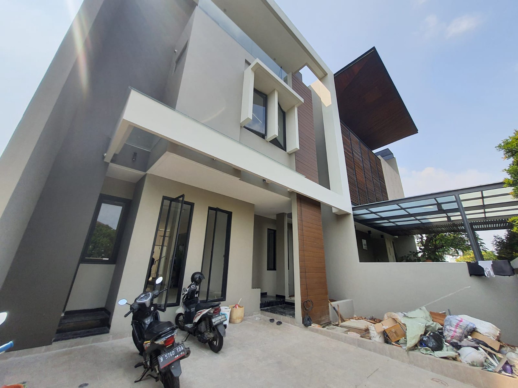 Dijual Rumah 3 lantai di Metland Puri