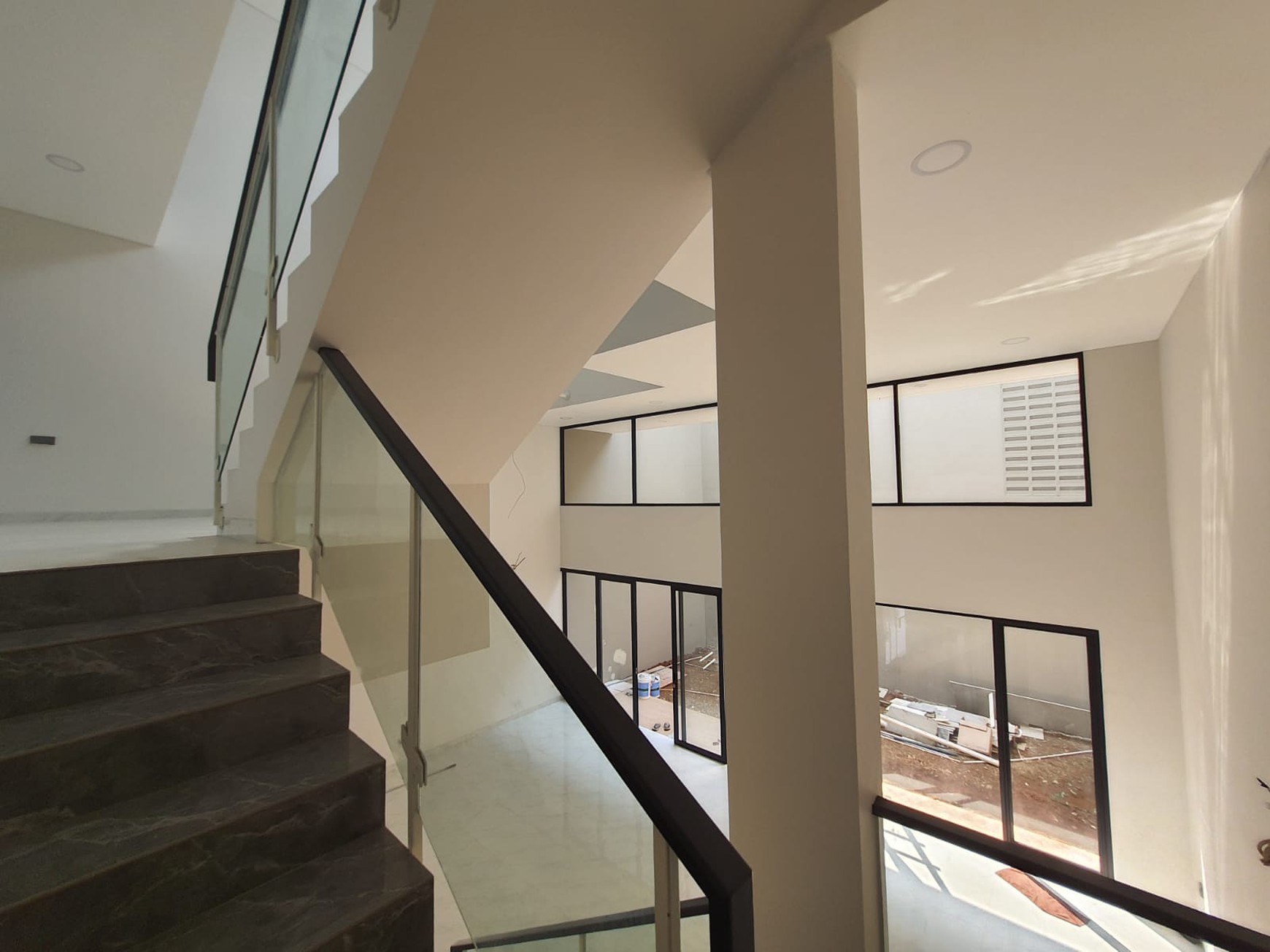 Dijual Rumah 3 lantai di Metland Puri