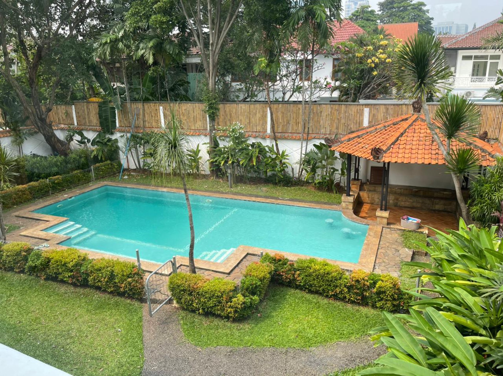 Di Jual Rumah Executive Paradise siap Huni Harga Menarik