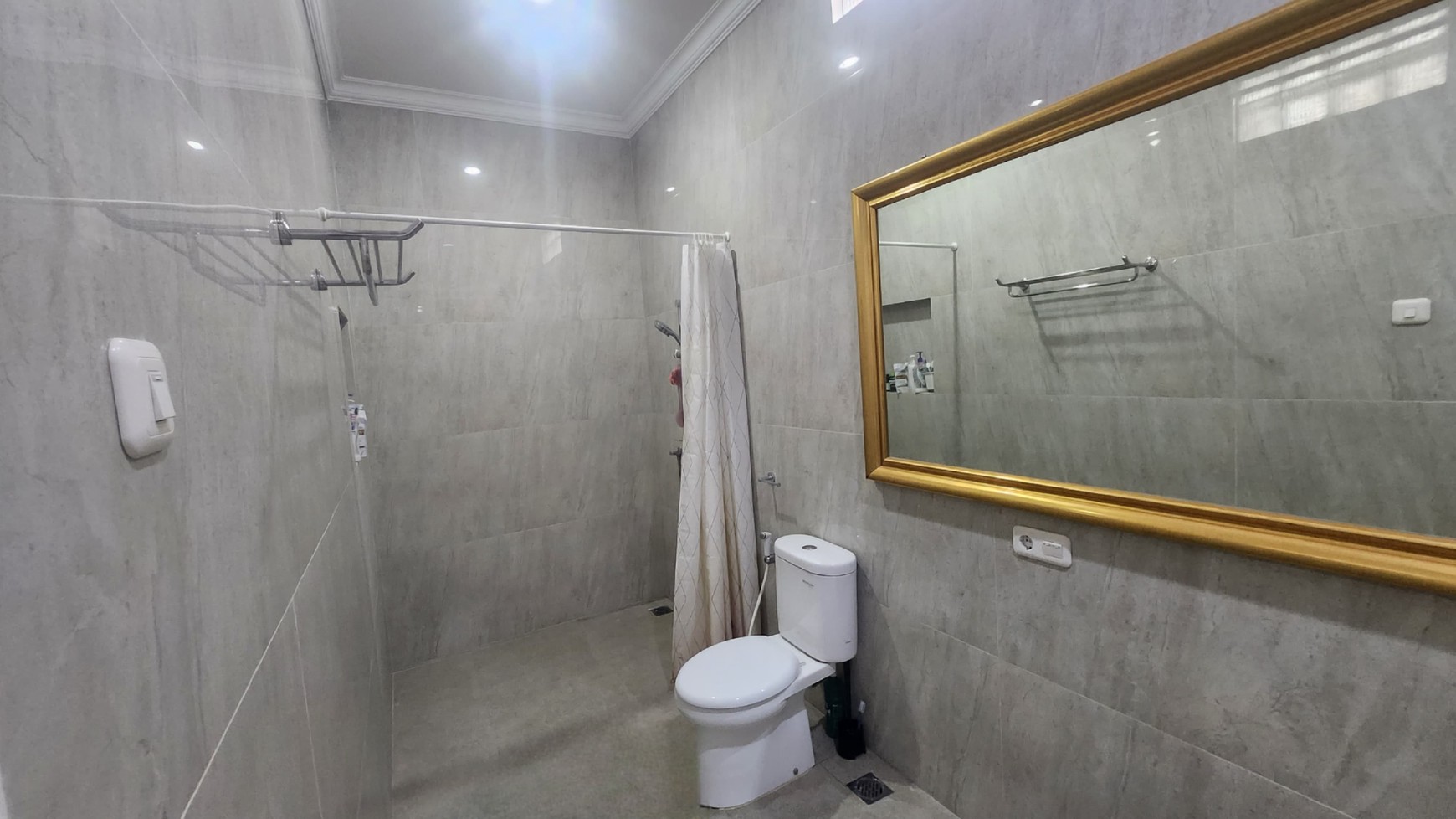 Rumah Tropikal Modern Siap Huni Semi Furnished di Tebet Barat Dalam