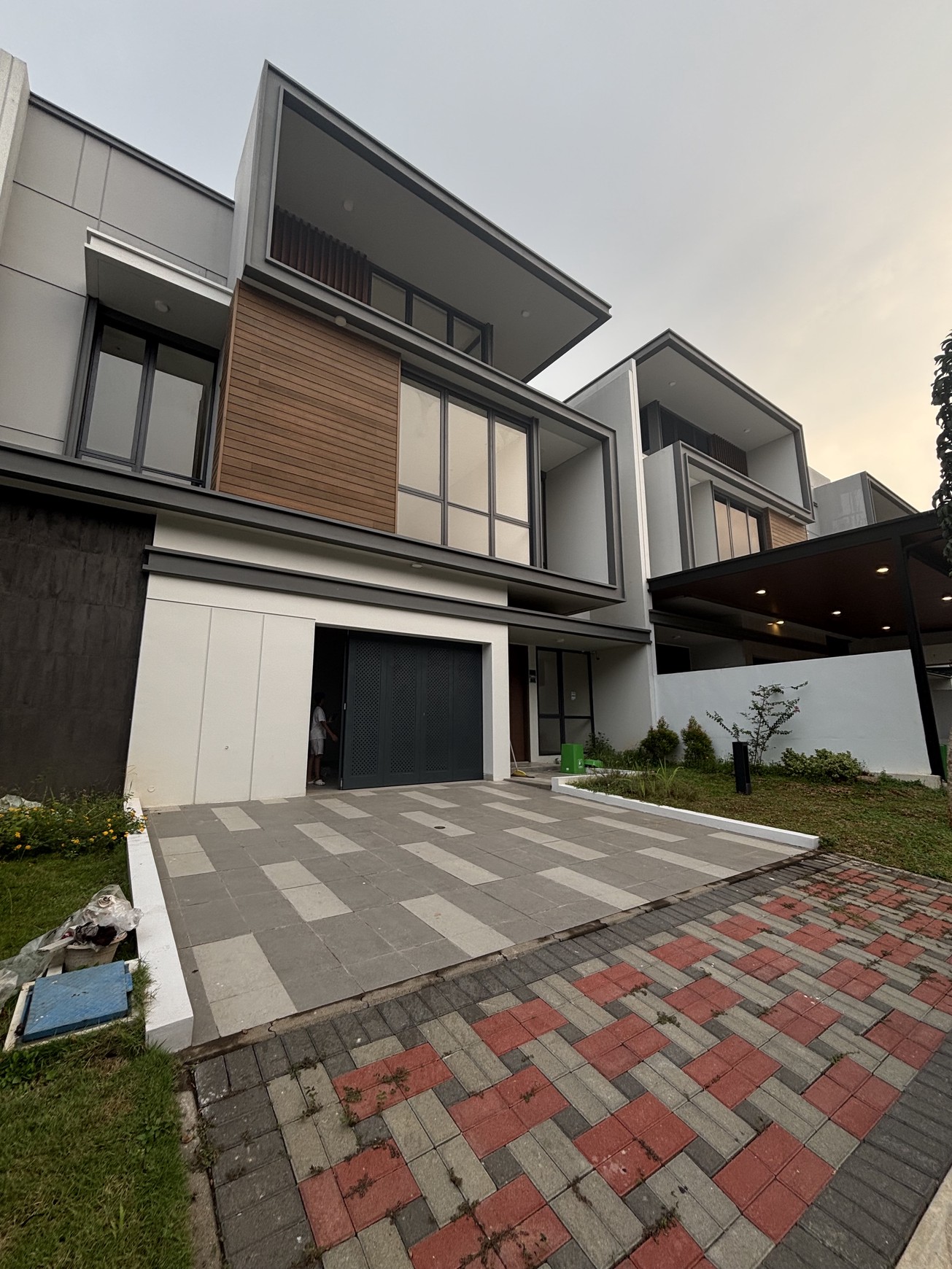 Best Deal. Jarang Ada! Rumah Atherton 3 Lantai di Kota Wisata 