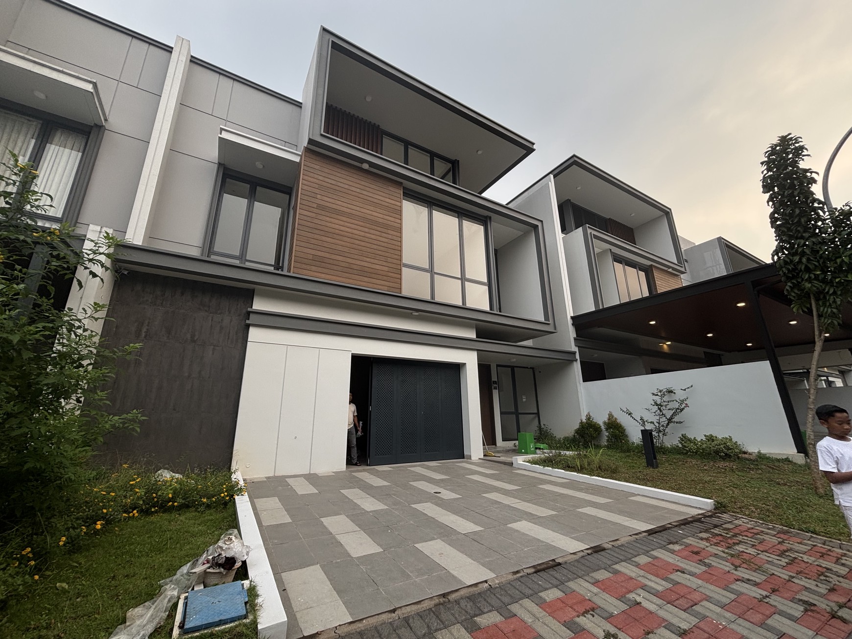 Best Deal. Jarang Ada! Rumah Atherton 3 Lantai di Kota Wisata 