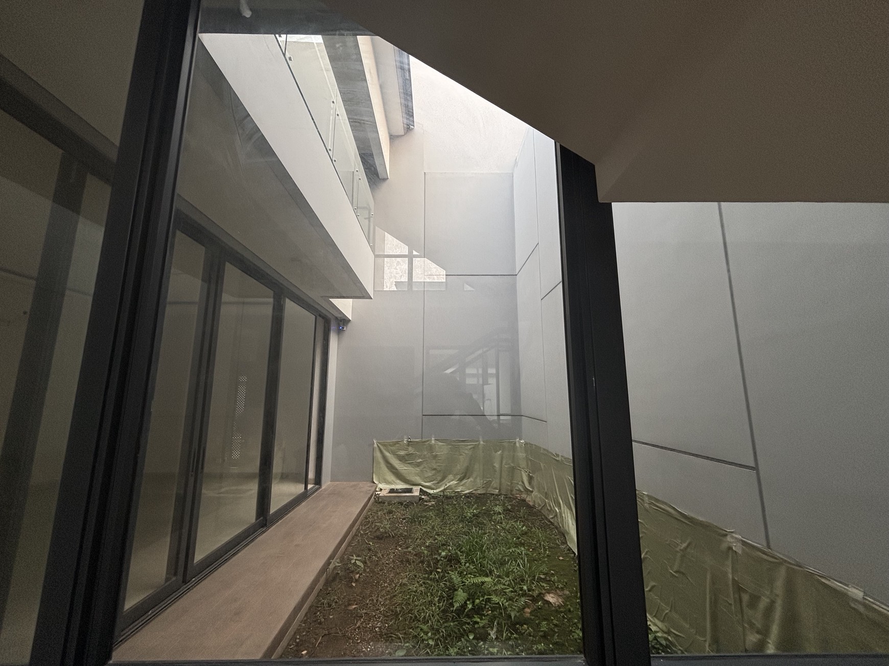 Best Deal. Jarang Ada! Rumah Atherton 3 Lantai di Kota Wisata 