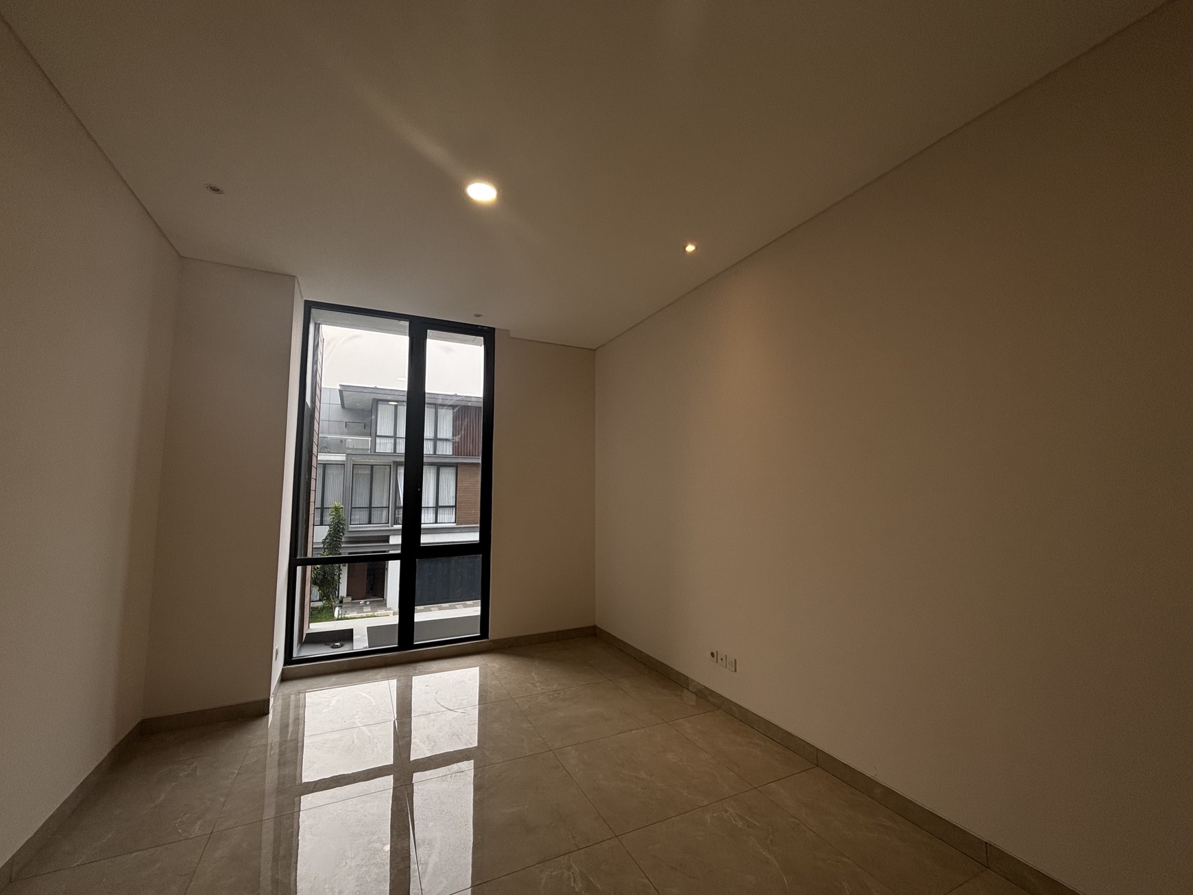 Best Deal. Jarang Ada! Rumah Atherton 3 Lantai di Kota Wisata 