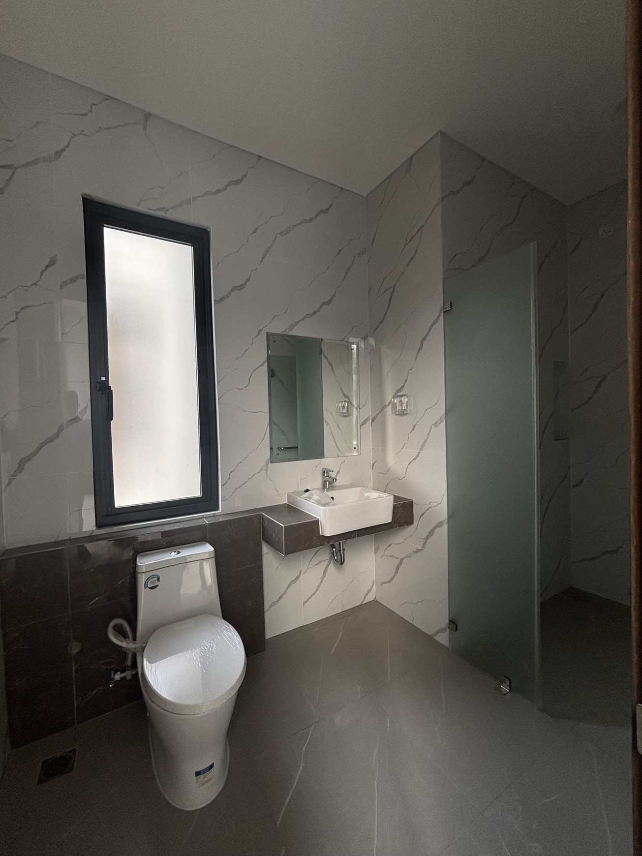 Best Deal. Jarang Ada! Rumah Atherton 3 Lantai di Kota Wisata 