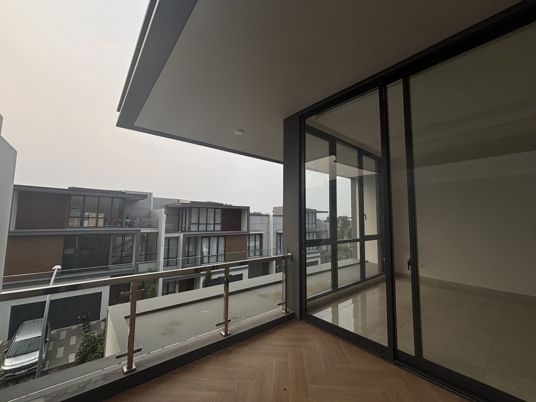 Best Deal. Jarang Ada! Rumah Atherton 3 Lantai di Kota Wisata 