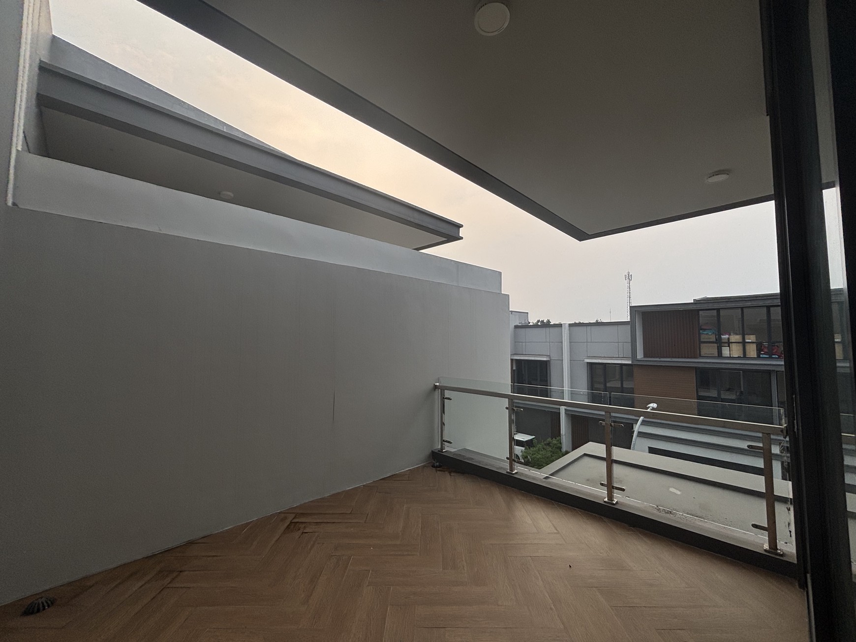 Best Deal. Jarang Ada! Rumah Atherton 3 Lantai di Kota Wisata 