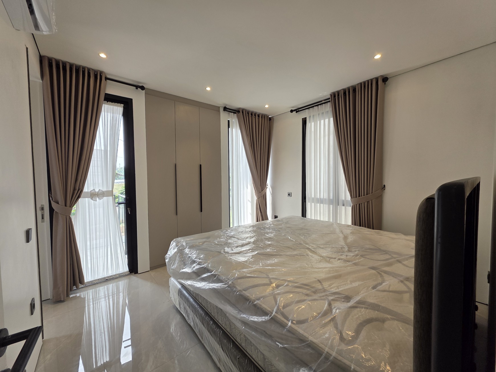 Rumah Cluster Baru Lokasi Strategis dkt Pintu Tol Pamulang di Jl RE Martadinata, Ciputat, Tangerang Selatan