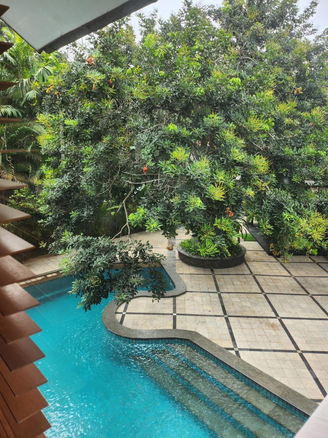 RUMAH CANTIK DENGAN TANAH YANG CUKUP LUAS DI CIPETE, JAKARTA SELATAN