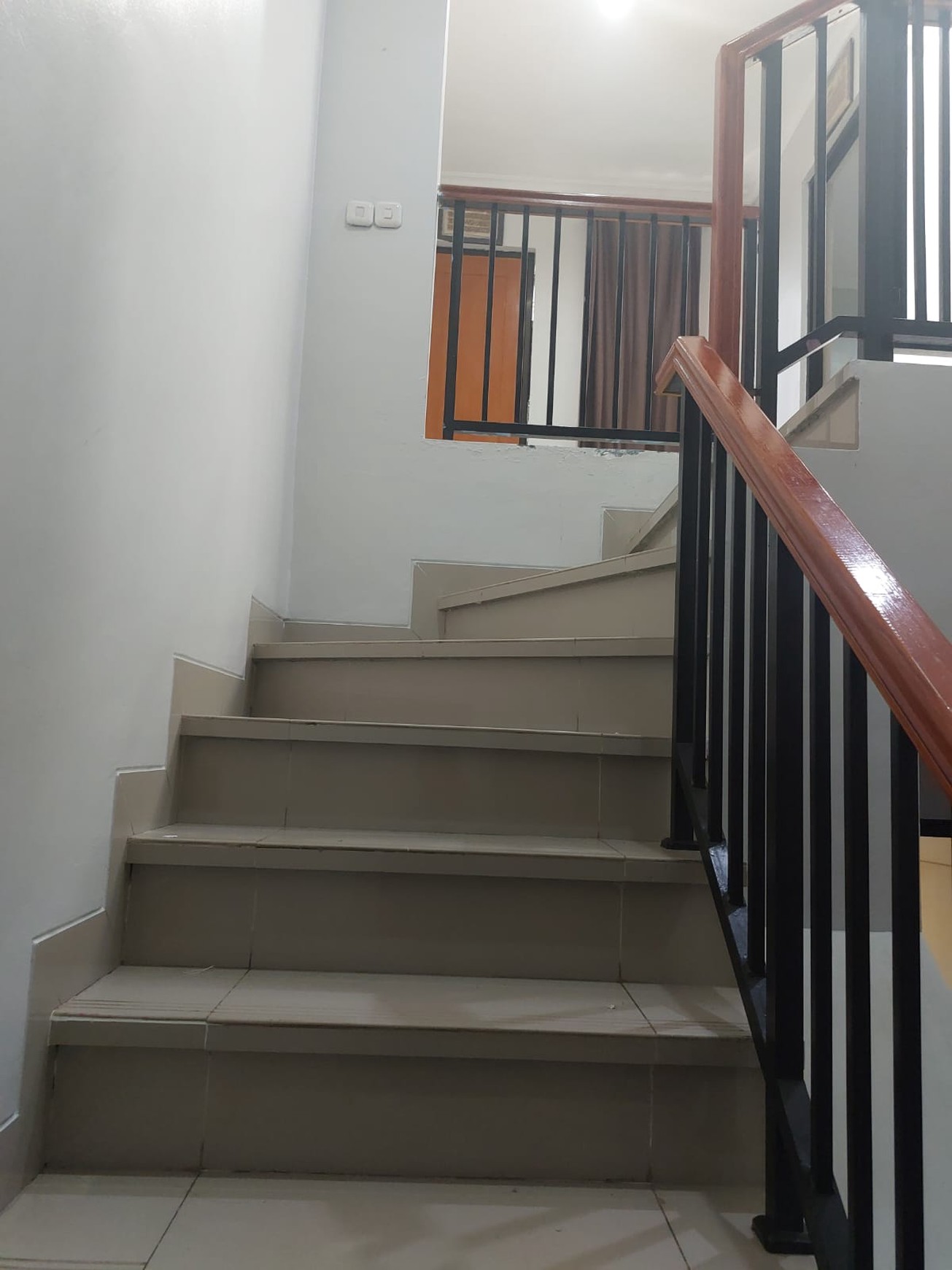 Rumah 2 lantai Siap Huni Di Metland Transyogi 