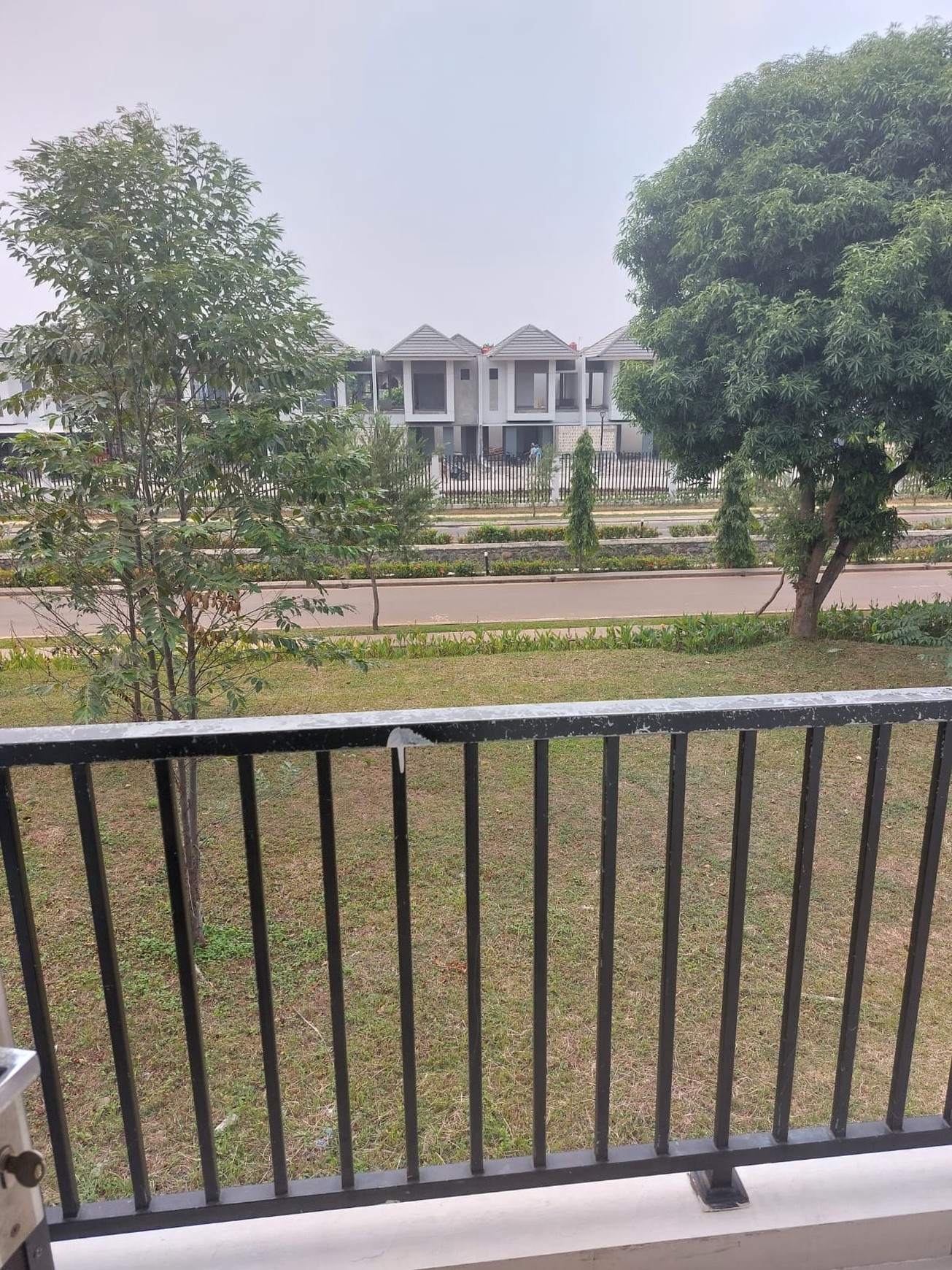 Rumah 2 lantai Siap Huni Di Metland Transyogi 