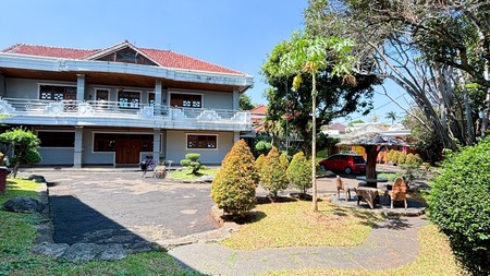 RUMAH DENGAN HALAMAN LUAS DI CIKINI BINTARO, TANGERANG SELATAN 