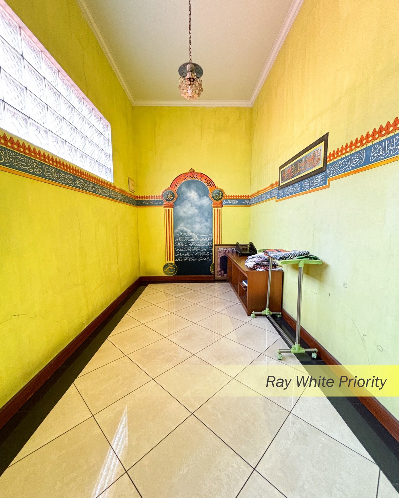 RUMAH DENGAN HALAMAN LUAS DI CIKINI BINTARO, TANGERANG SELATAN