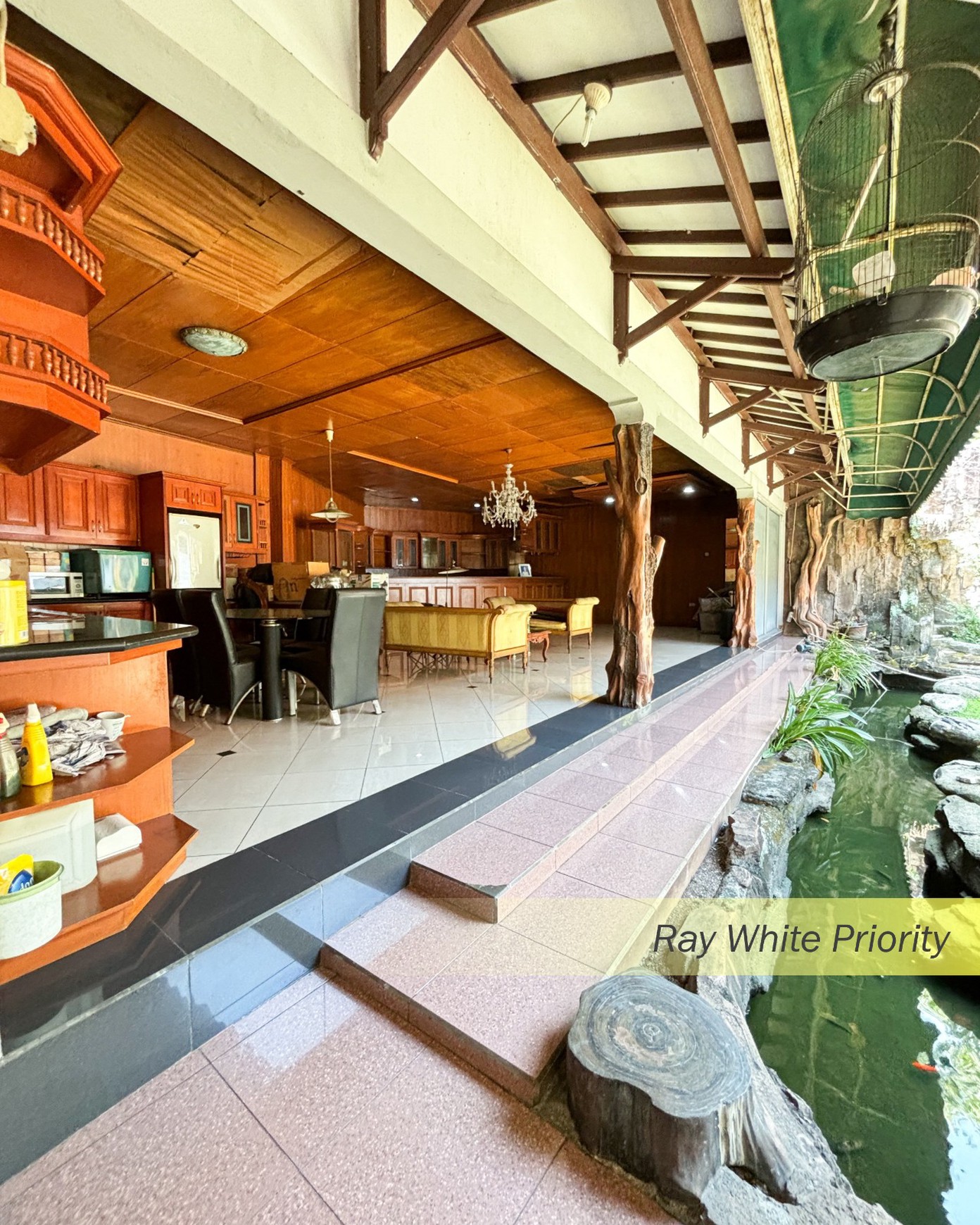 RUMAH DENGAN HALAMAN LUAS DI CIKINI BINTARO, TANGERANG SELATAN