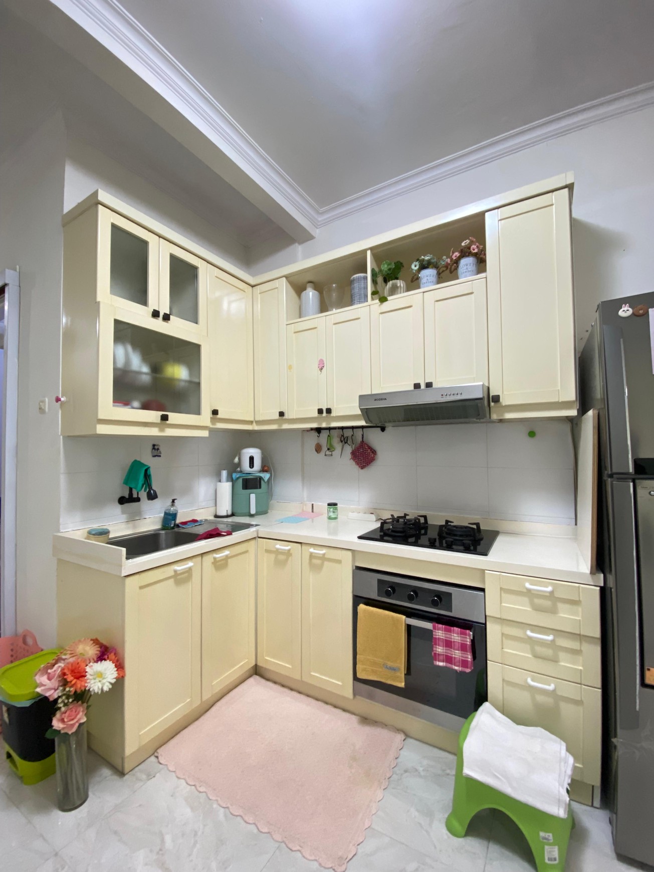 Serua Residence Rumah Siap Huni Semi Furnished Hadap Selatan One Gate System