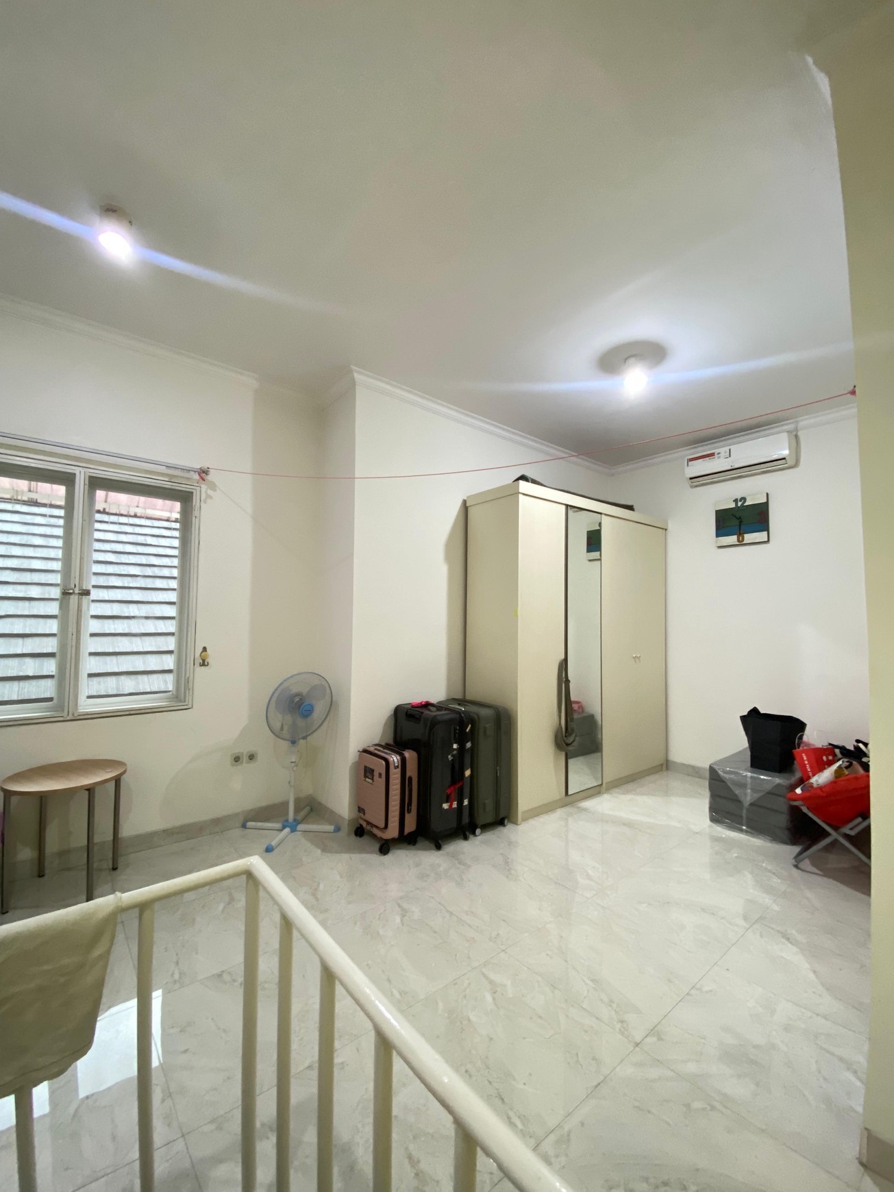 Serua Residence Rumah Siap Huni Semi Furnished Hadap Selatan One Gate System