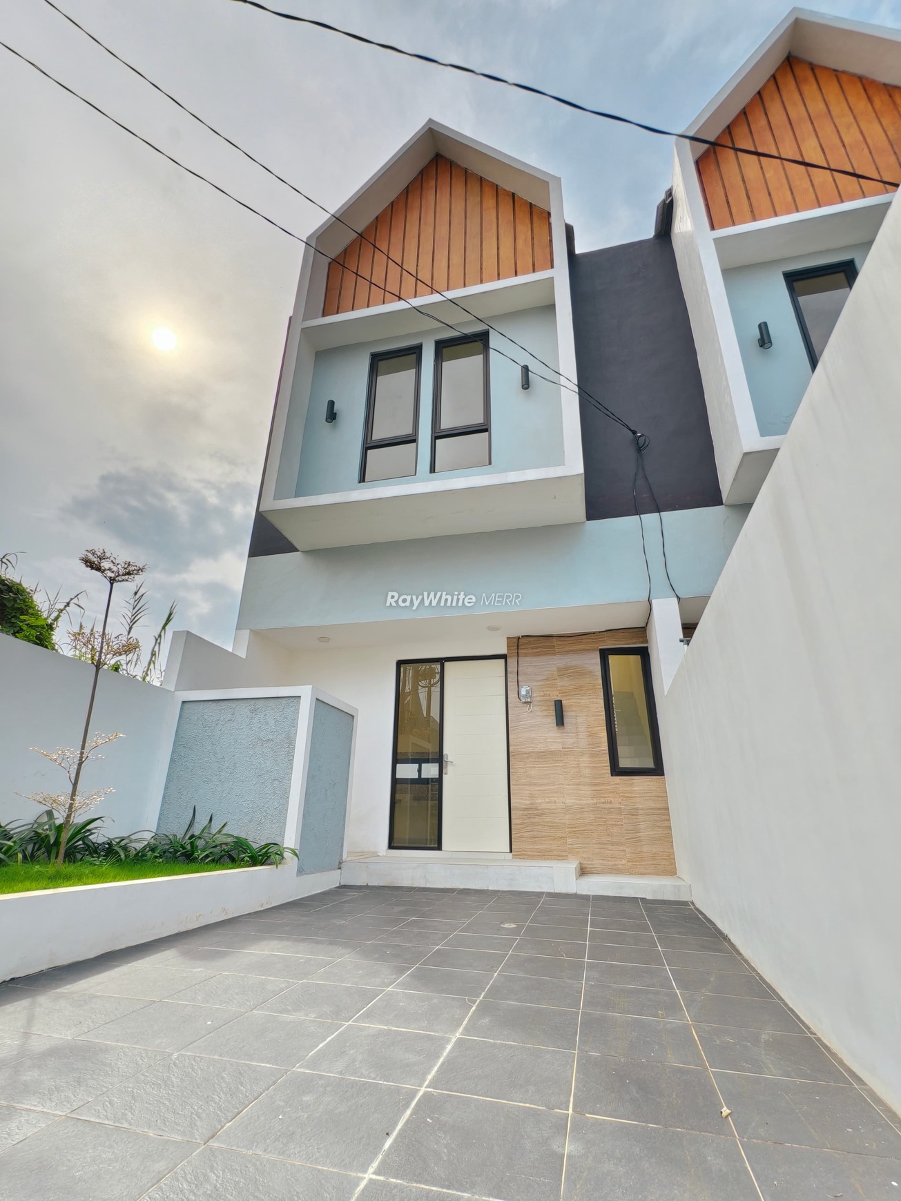Scandinavian Style! Rumah 2 Lantai Elegan di Gunung Anyar Emas
