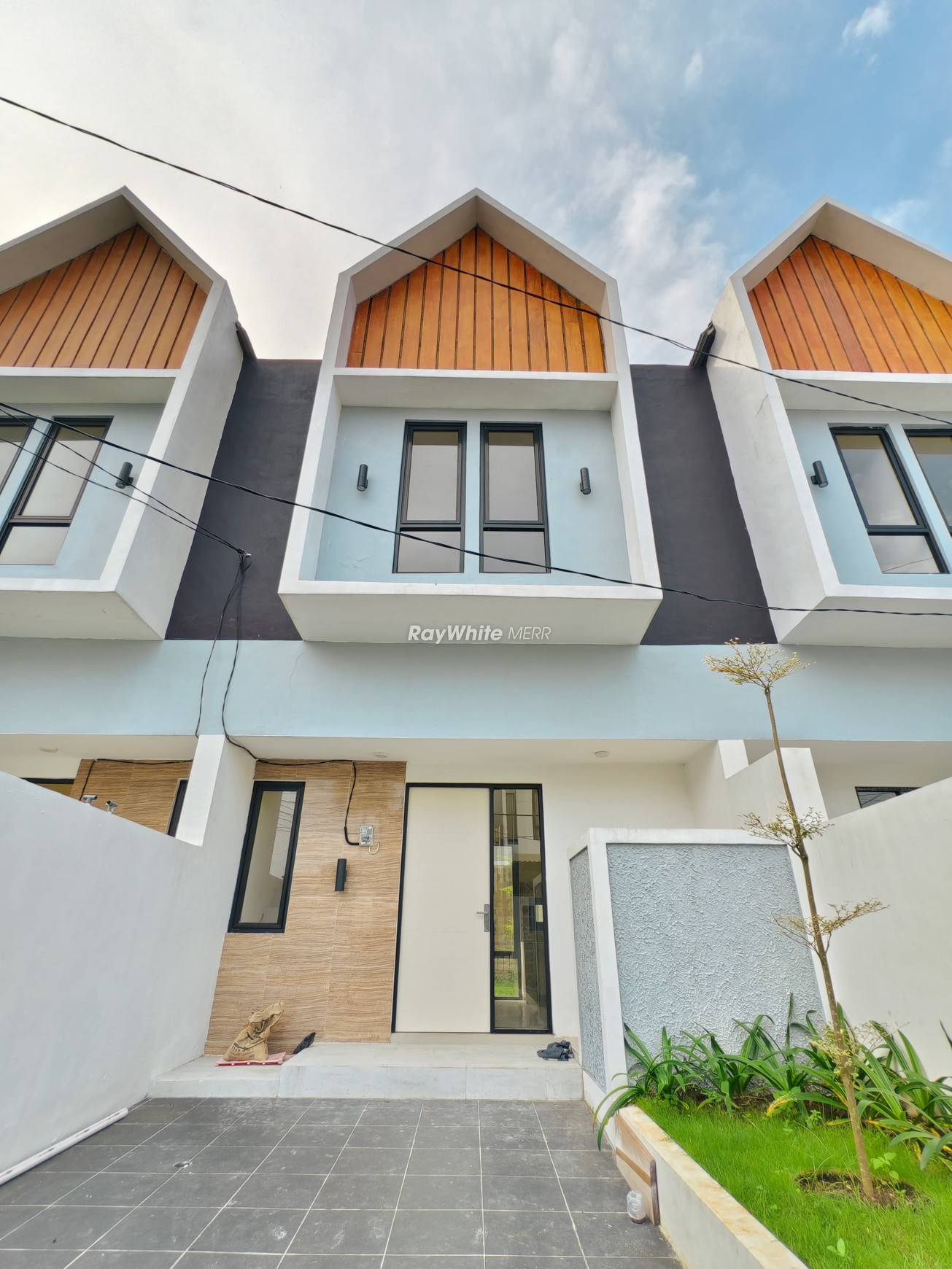 Scandinavian Style! Rumah 2 Lantai Elegan di Gunung Anyar Emas