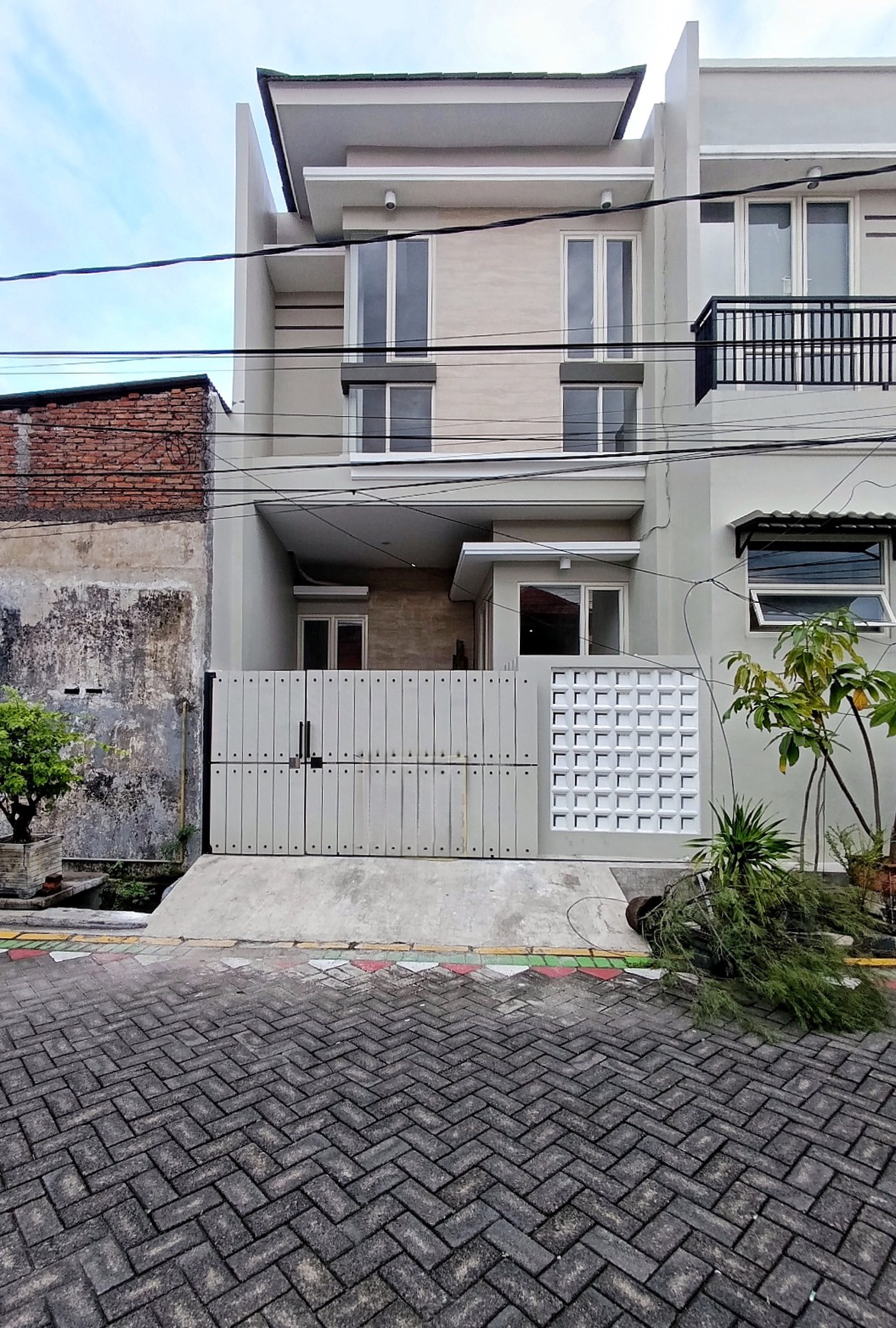 DIJUAL RUMAH MINIMALIS 2 LANTAI RUNGKUT MENANGGAL SURABAYA | SIAP HUNI & STRATEGIS