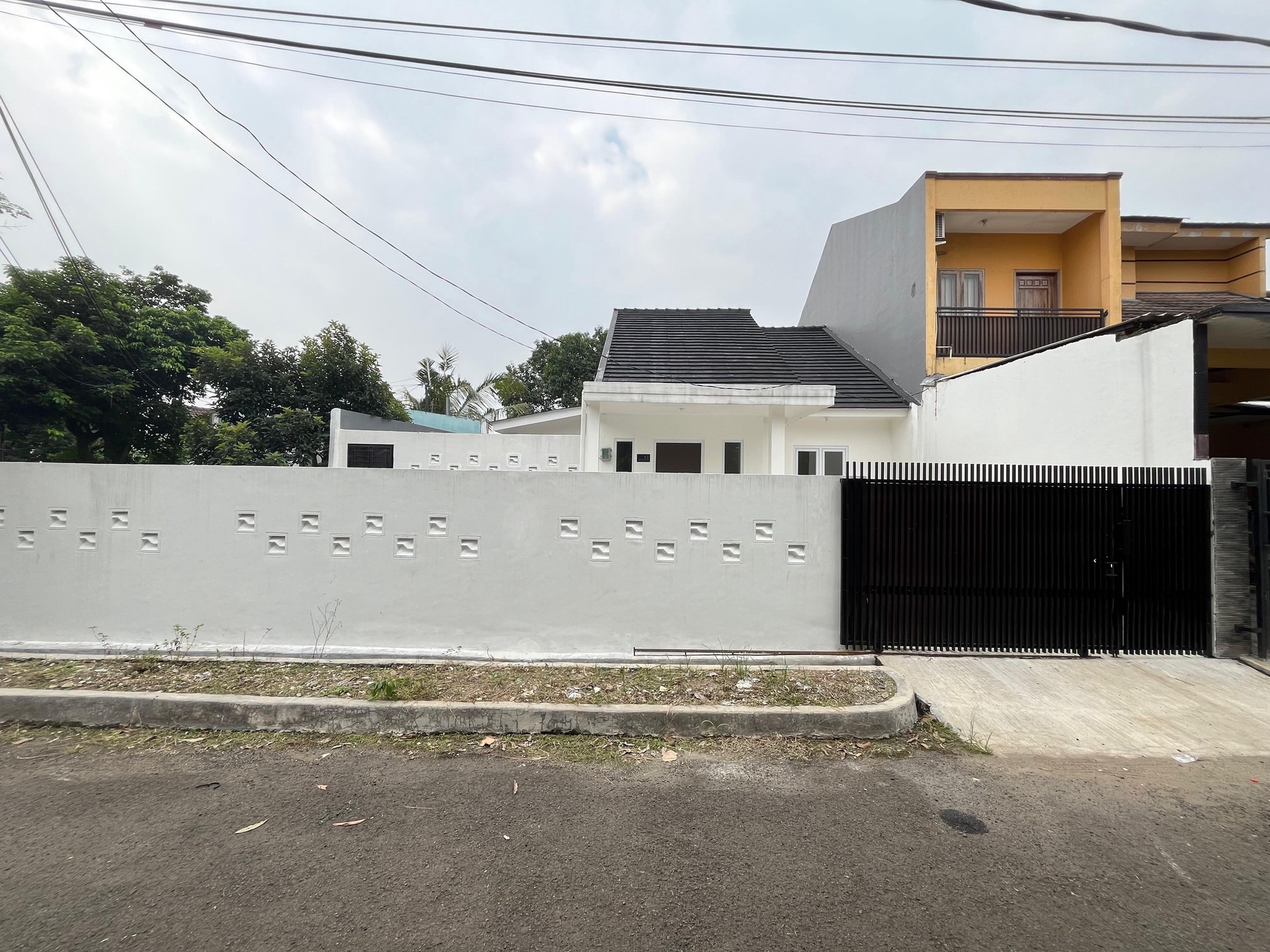 Rumah 1 Lantai Siap Huni dengan Teras Depan & Samping Luas di Pamulang