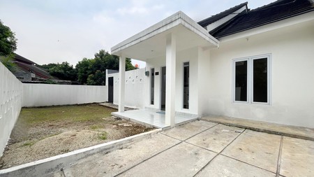 Rumah 1 Lantai Siap Huni dengan Teras Depan & Samping Luas di Pamulang