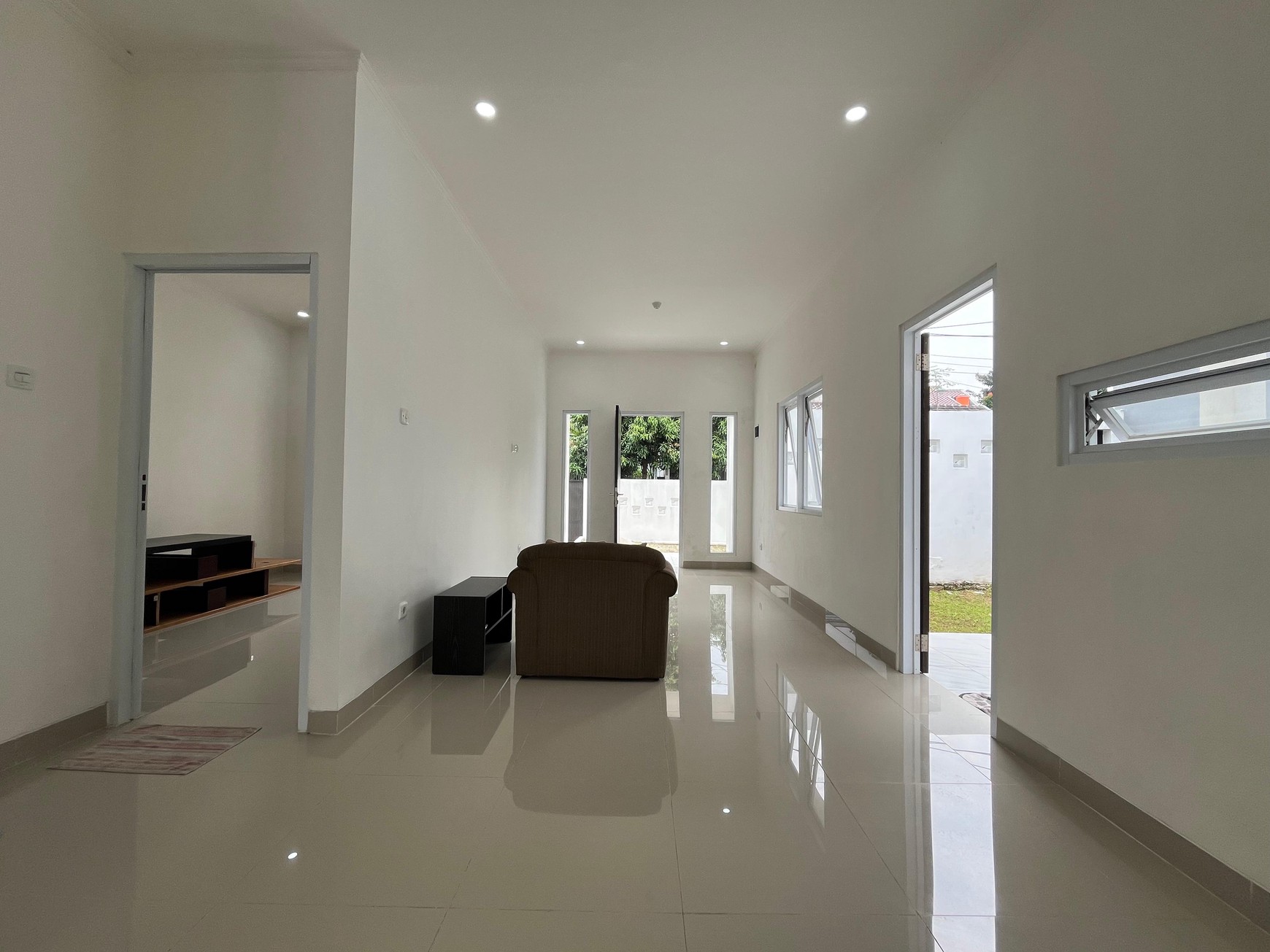 Rumah 1 Lantai Siap Huni dengan Teras Depan & Samping Luas di Pamulang