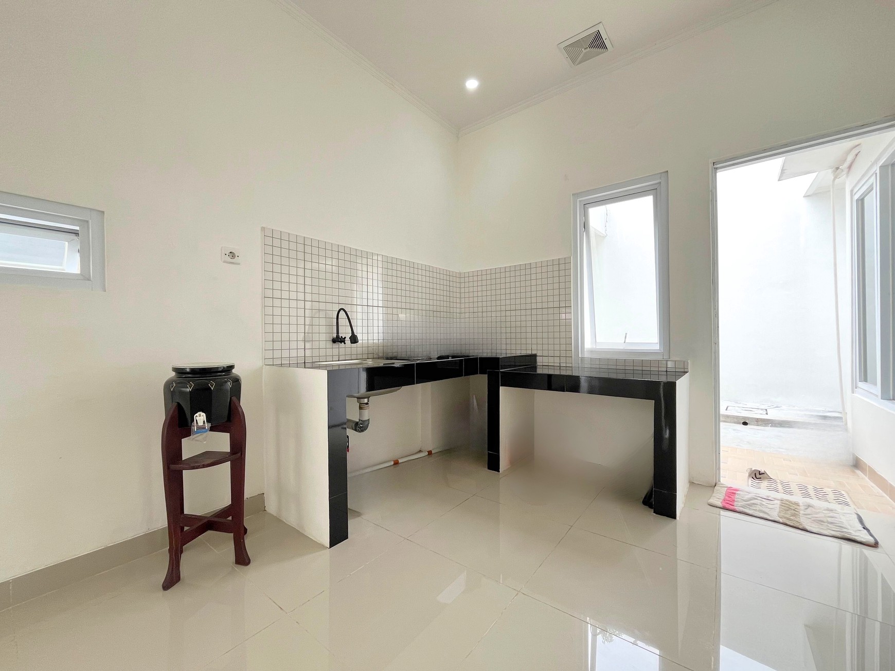 Rumah 1 Lantai Siap Huni dengan Teras Depan & Samping Luas di Pamulang