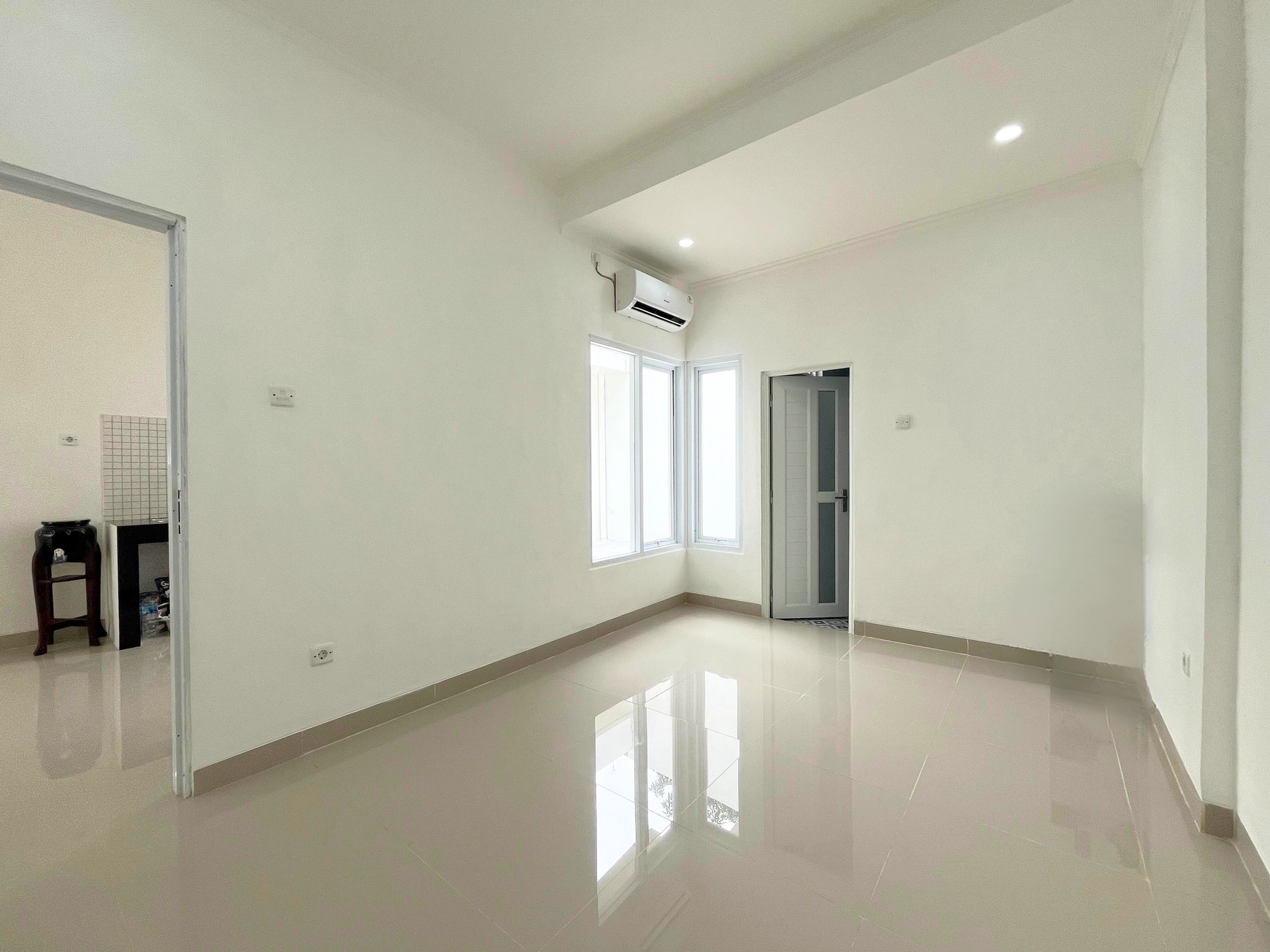 Rumah 1 Lantai Siap Huni dengan Teras Depan & Samping Luas di Pamulang