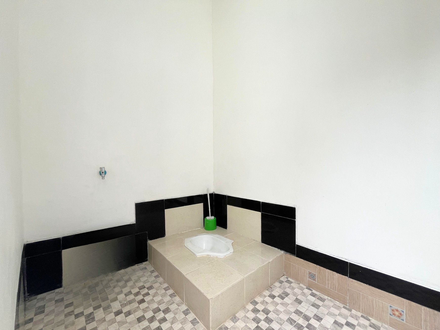 Rumah 1 Lantai Siap Huni dengan Teras Depan & Samping Luas di Pamulang