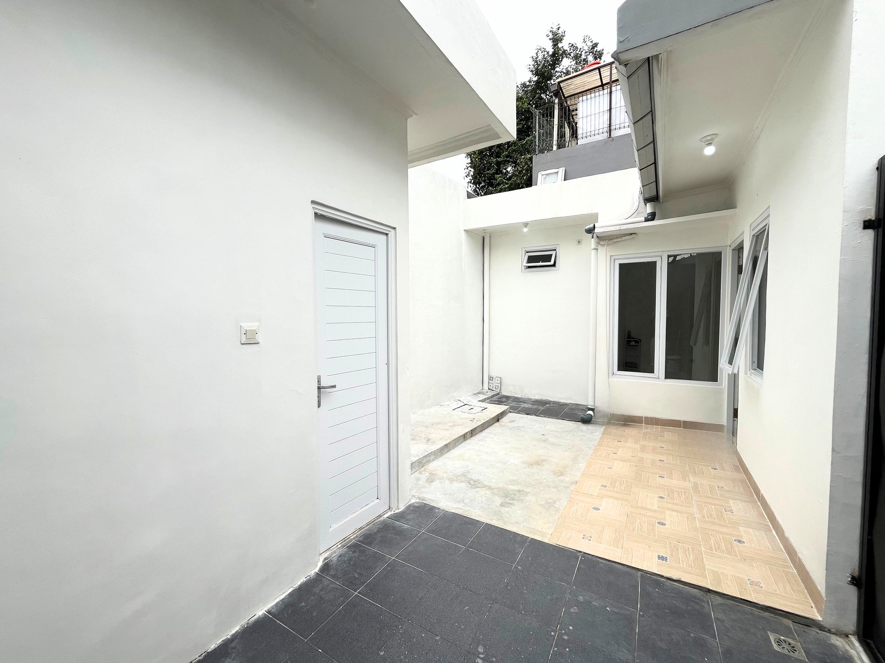 Rumah 1 Lantai Siap Huni dengan Teras Depan & Samping Luas di Pamulang