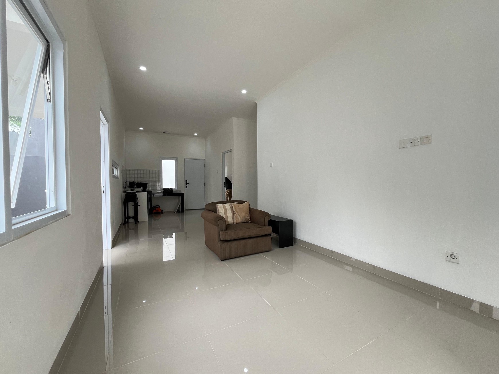 Rumah 1 Lantai Siap Huni dengan Teras Depan & Samping Luas di Pamulang