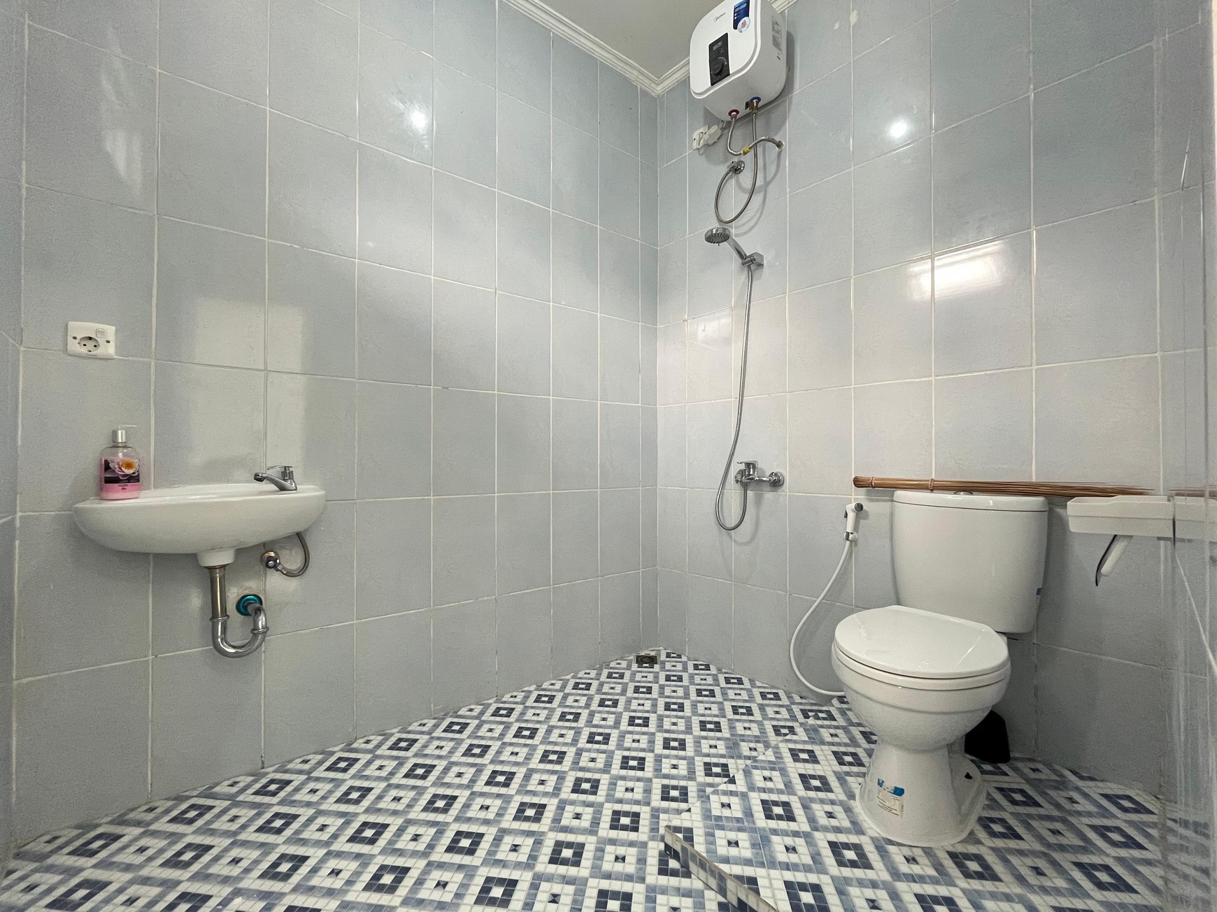 Rumah 1 Lantai Siap Huni dengan Teras Depan & Samping Luas di Pamulang