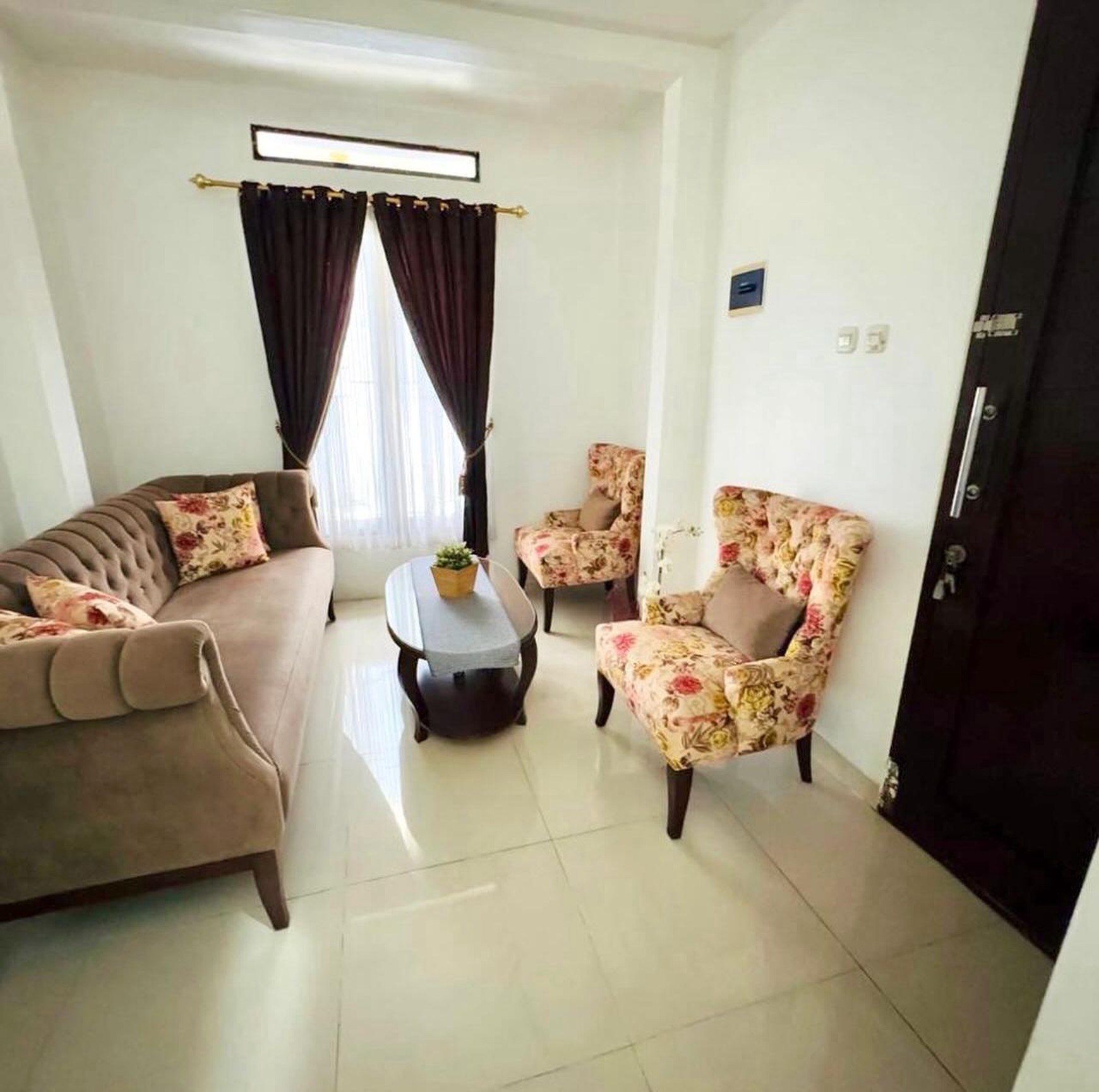 Rumah 2 Lantai, bagus, rapih dan Apik lokasi strategis  di Ciputat