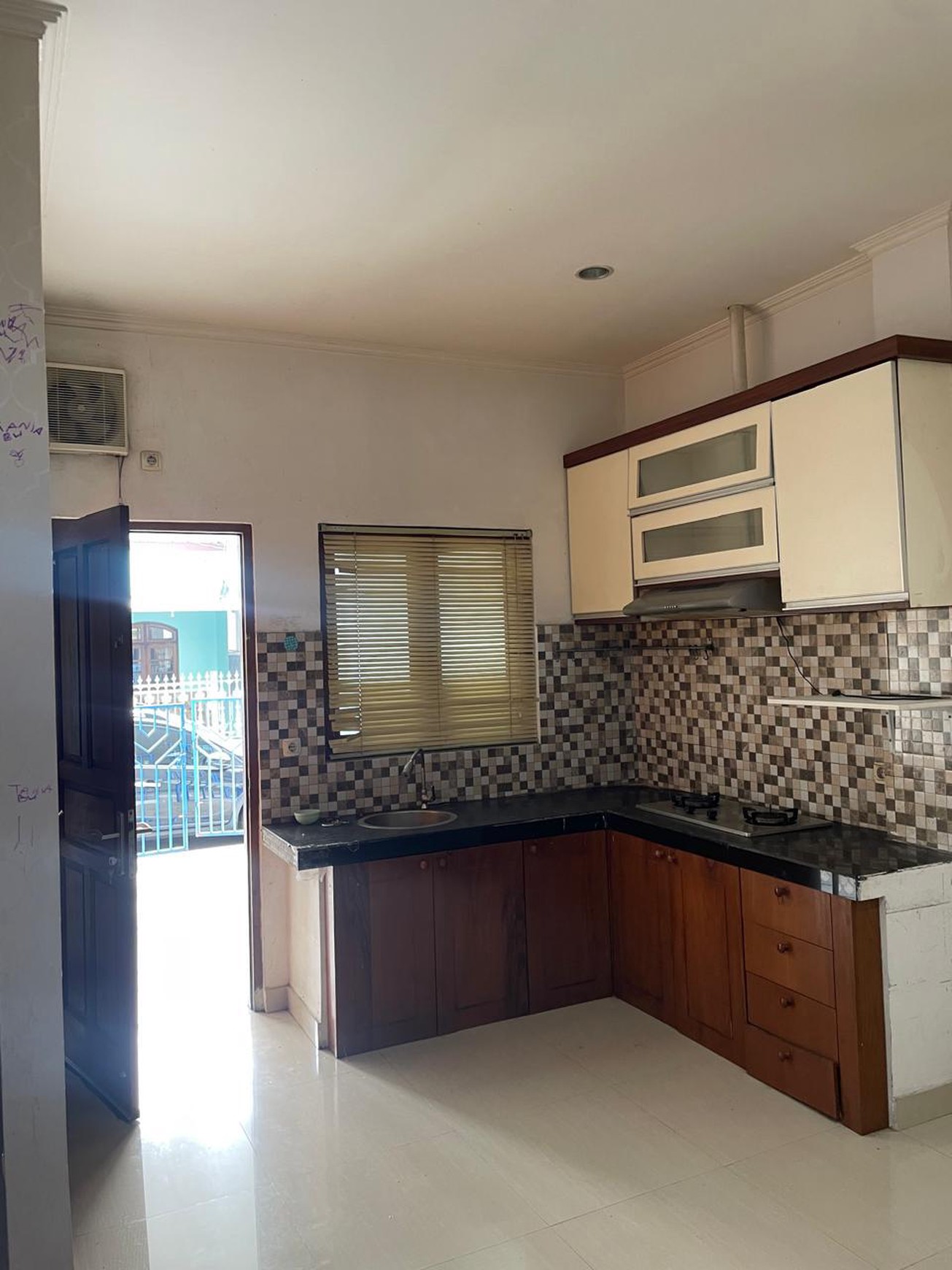 Rumah Bagus, 2 Lantai, Lokasi strategis di Bintaro Sektor 4