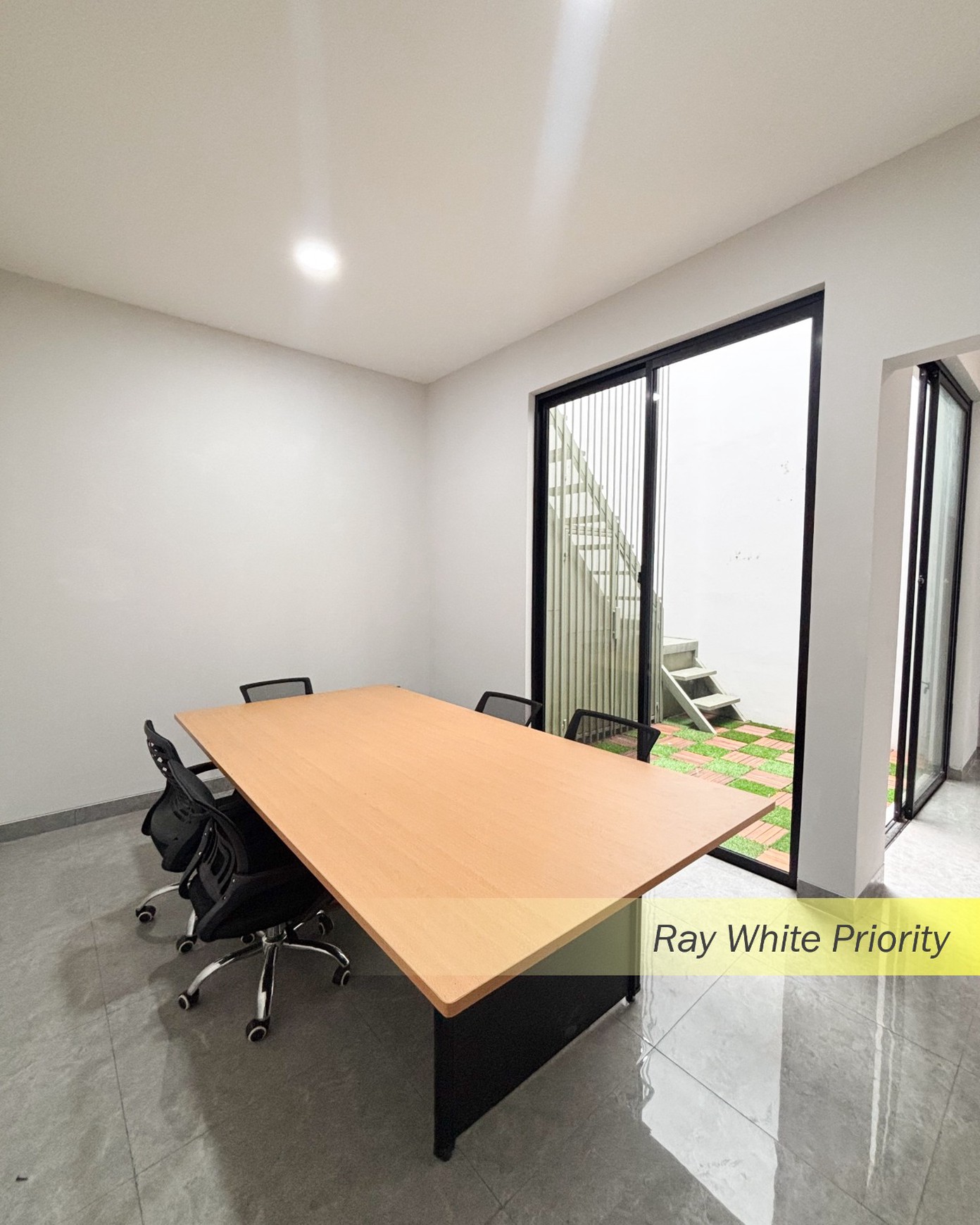 Rumah Modern Minimalis di Pondok Indah Siap Huni