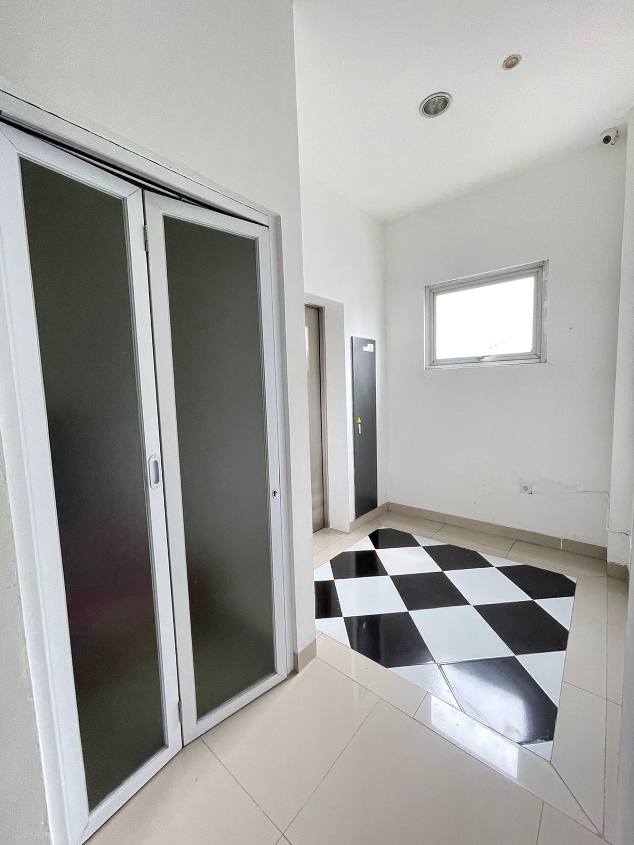  DISEWAKAN RUKO SIAP HUNI TERSEDIA LIFT DI LEBAK BULUS