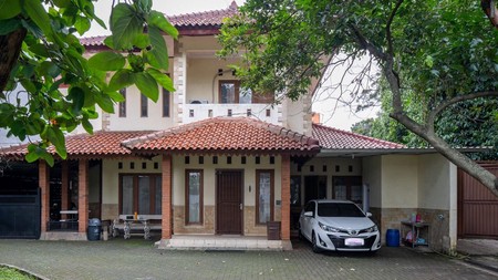 ijual rumah di area strategis , tanah luas , harga nego 