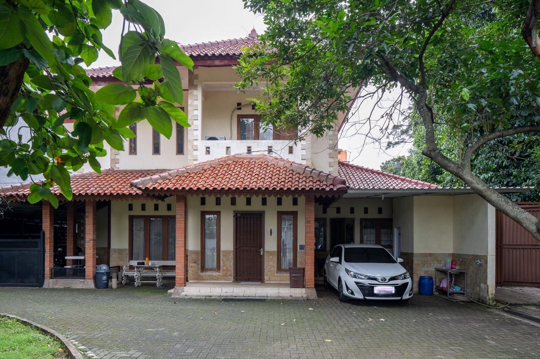 ijual rumah di area strategis , tanah luas , harga nego 