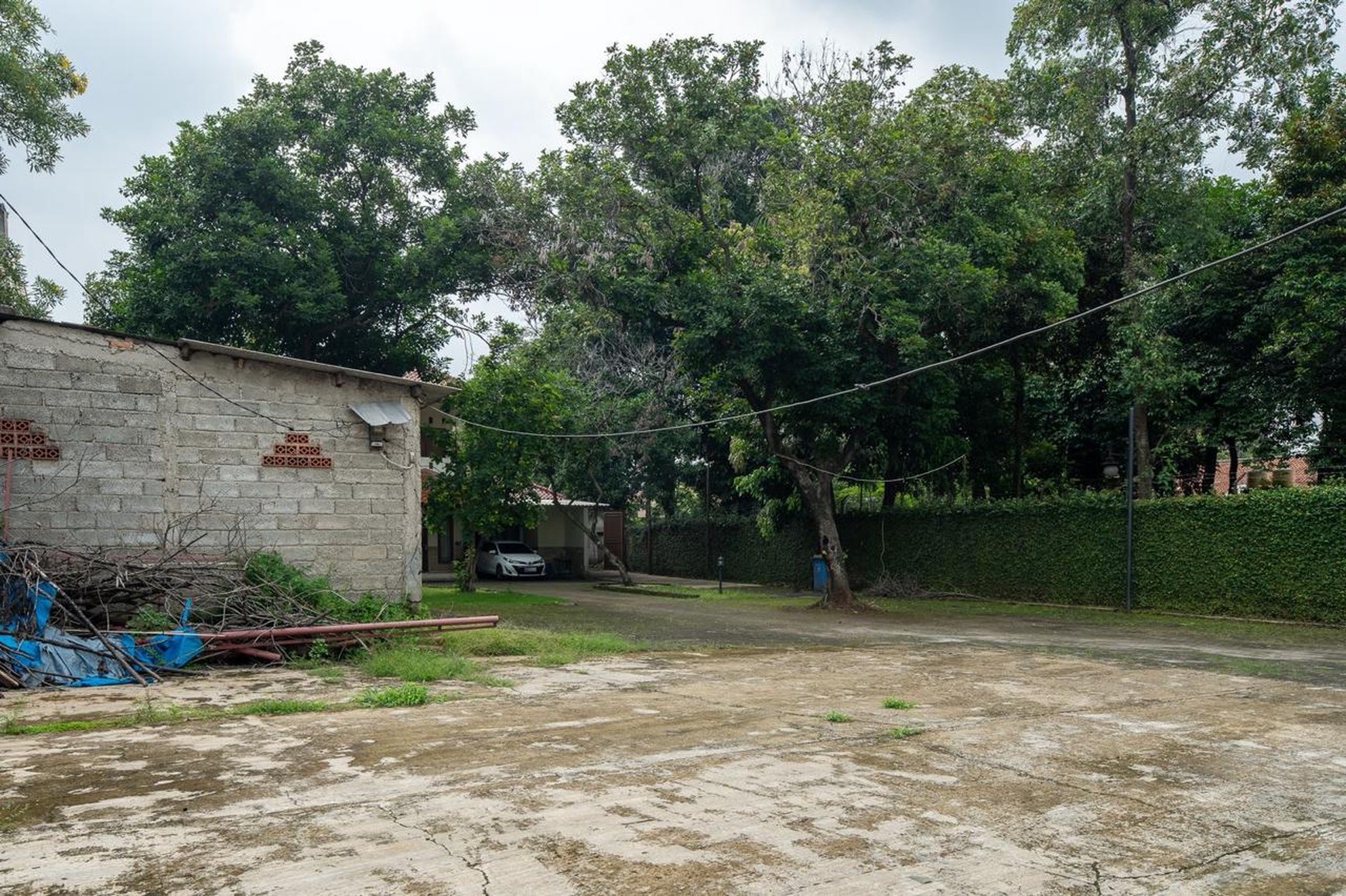 ijual rumah di area strategis , tanah luas , harga nego 