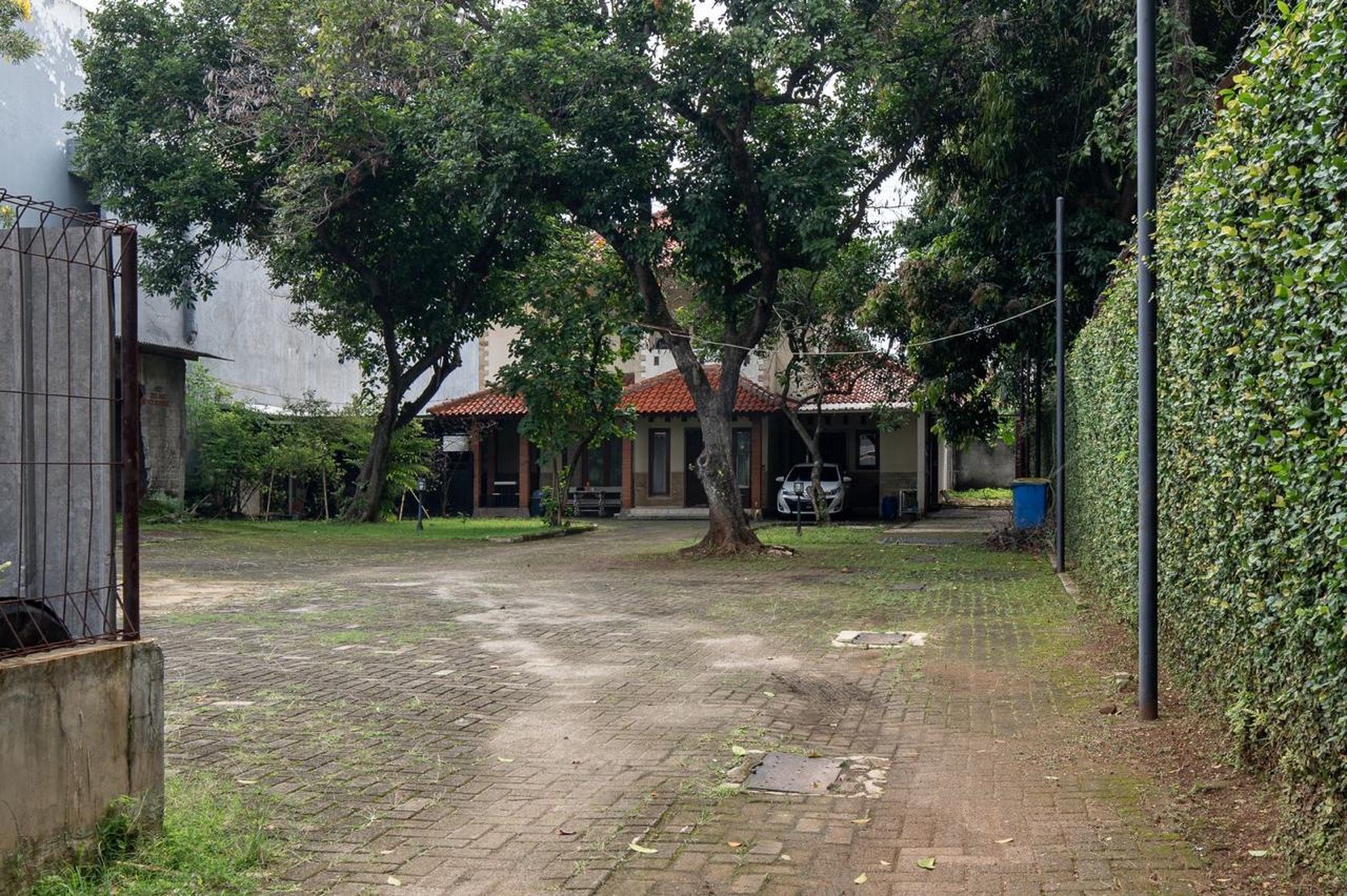 ijual rumah di area strategis , tanah luas , harga nego 