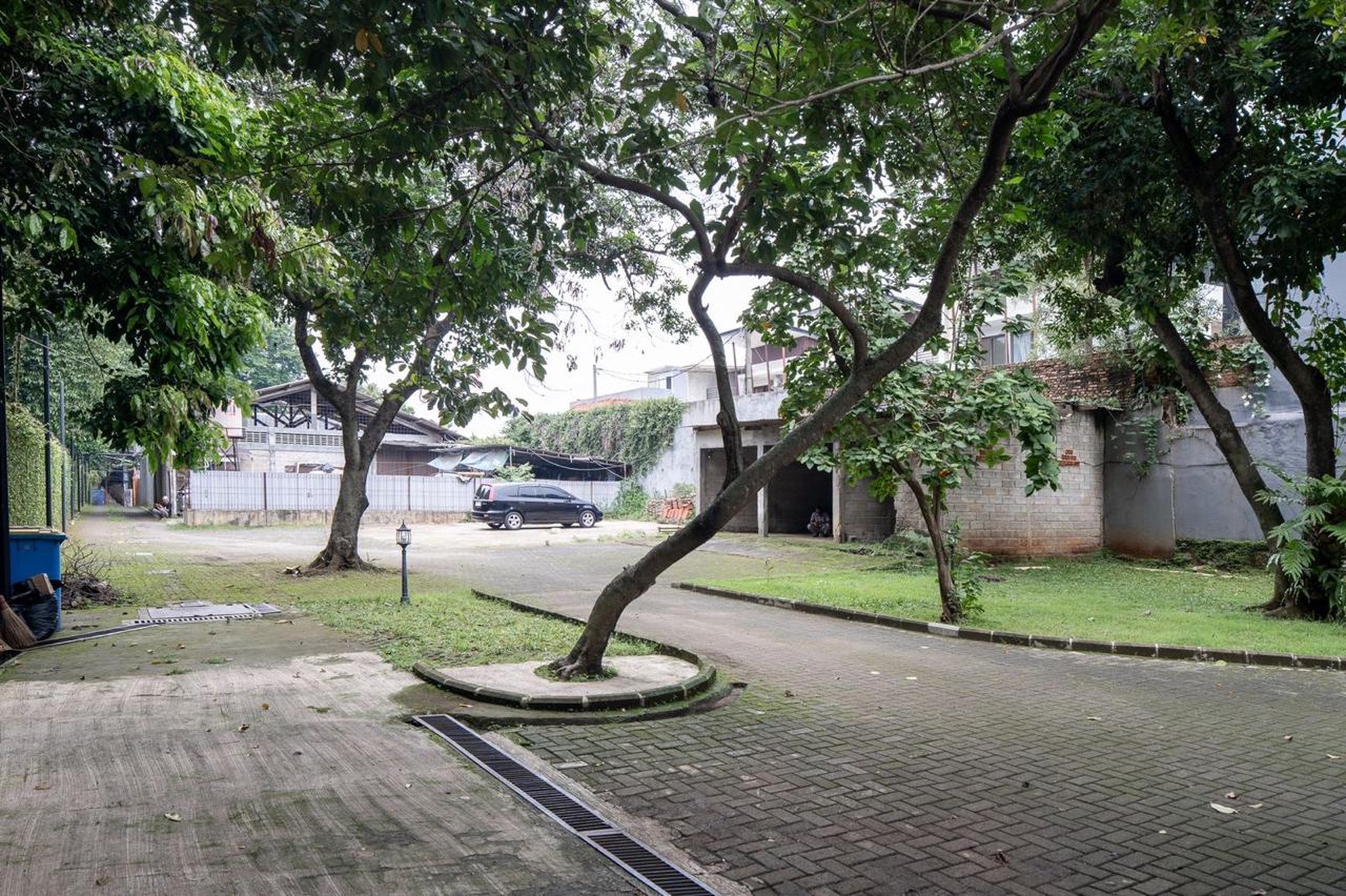ijual rumah di area strategis , tanah luas , harga nego 